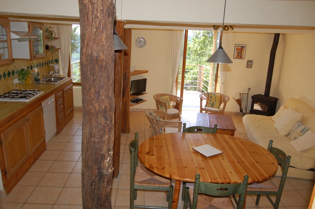 Gite-rural-avec-piscine-gite-de-France-alpes-de-haute-provence-sisteron-baronnies-haute-alpes-verdon-serre-poncon-luberon-Aco-de-Roman-gite-l-eau-vive-tarifs-et-services