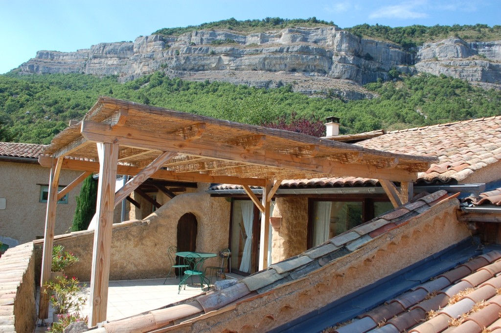 Gite-rural-avec-piscine-gite-de-France-alpes-de-haute-provence-sisteron-baronnies-haute-alpes-verdon-serre-poncon-luberon-Aco-de-Roman-gite-colline-tarifs-et-services