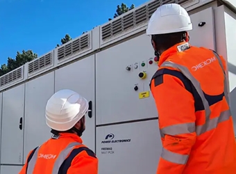 Première hybride solaire-stockage