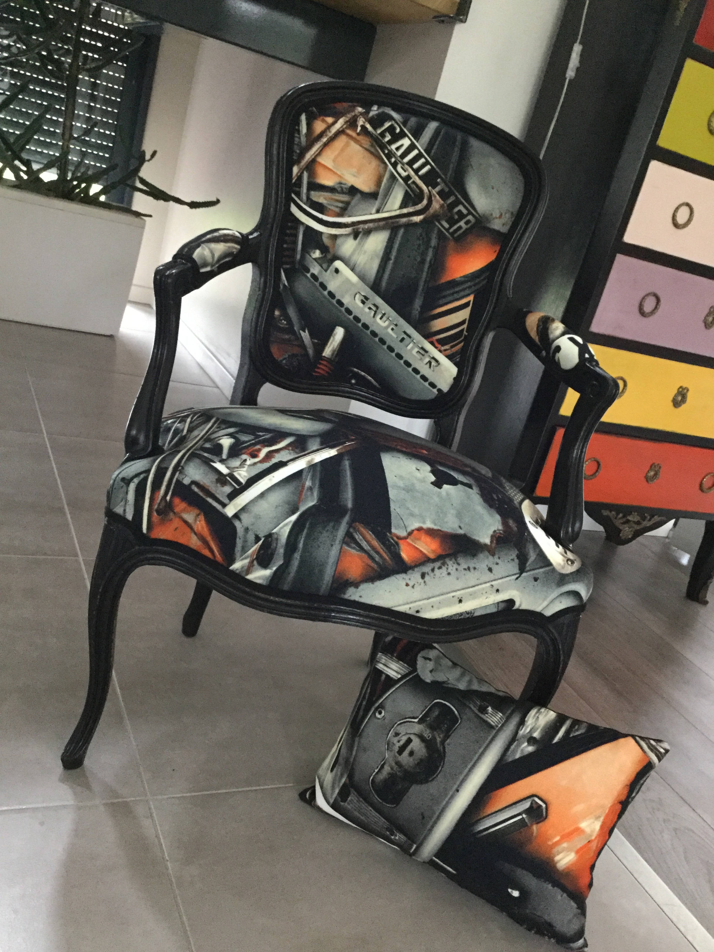 Refection restauration relooking meuble et fauteuil chaise canape meuble cabriolet tapissier decorateur bordeaux st medard en jalles atelier les renaissances
