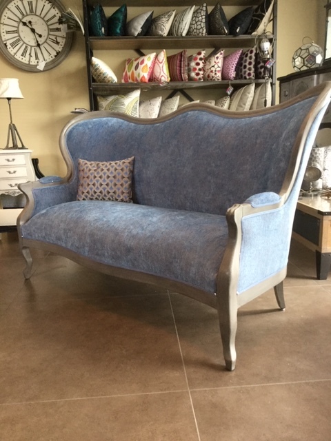Refection relooking fauteuil canape meuble bibliotheque salle a manger buffet enfilade tapissier decorateur gironde bordeaux saint medard en jalles atelierlesrenaissances