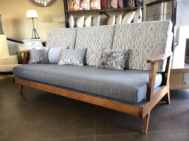 Relooking restauration refection fauteuil canape bordeaux saint medard en jalles tapissier decorateur atelier les renaissances relooking meuble