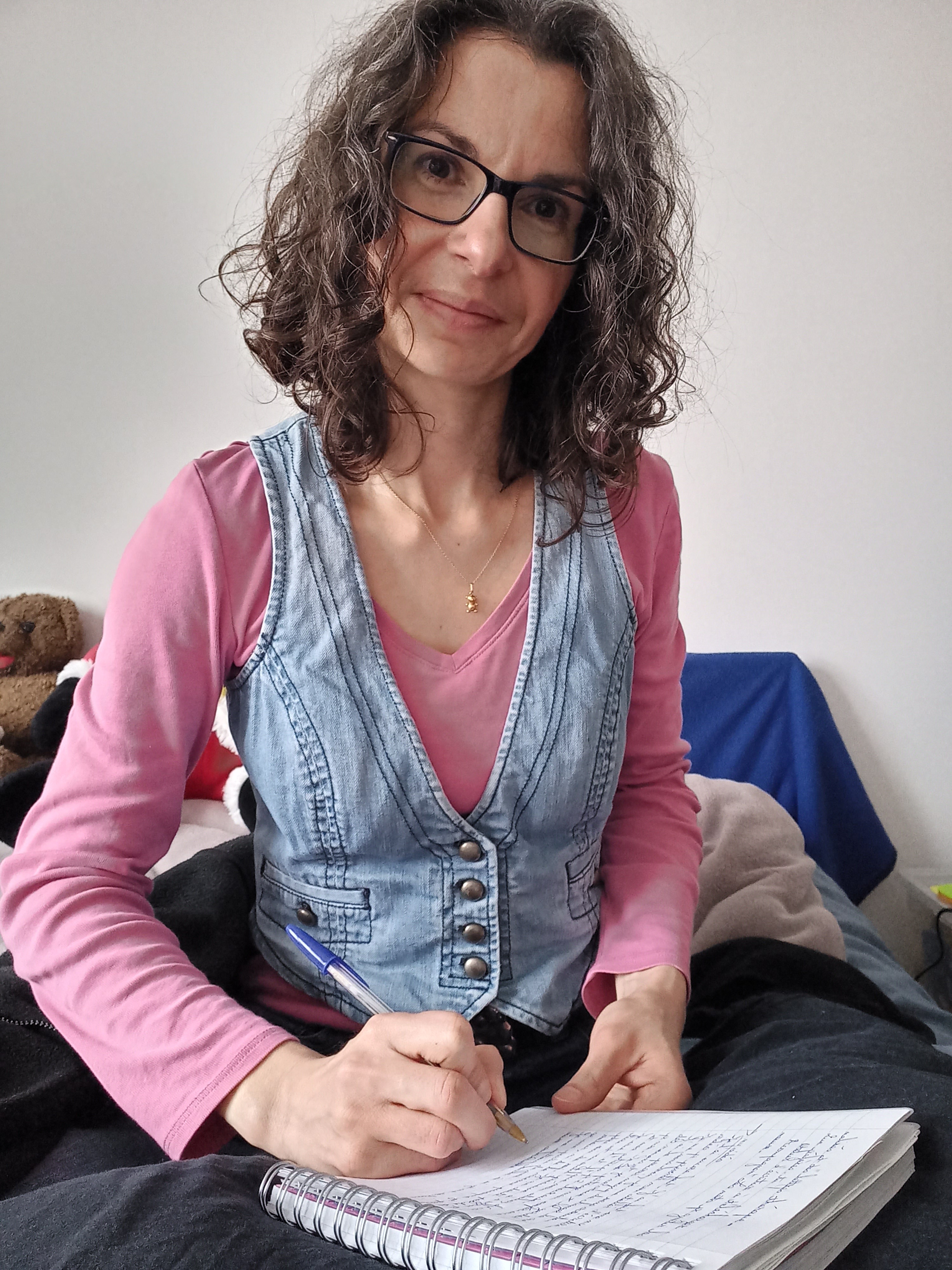 Pour tenir un blog : ordinateur, carnet, café, stylo