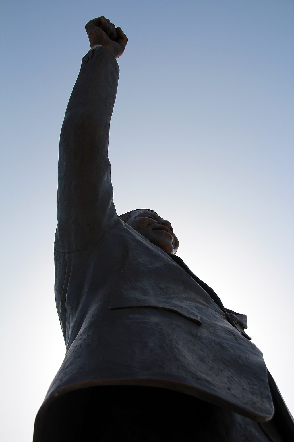 1024px-Nelson Mandela Statue Ramallah