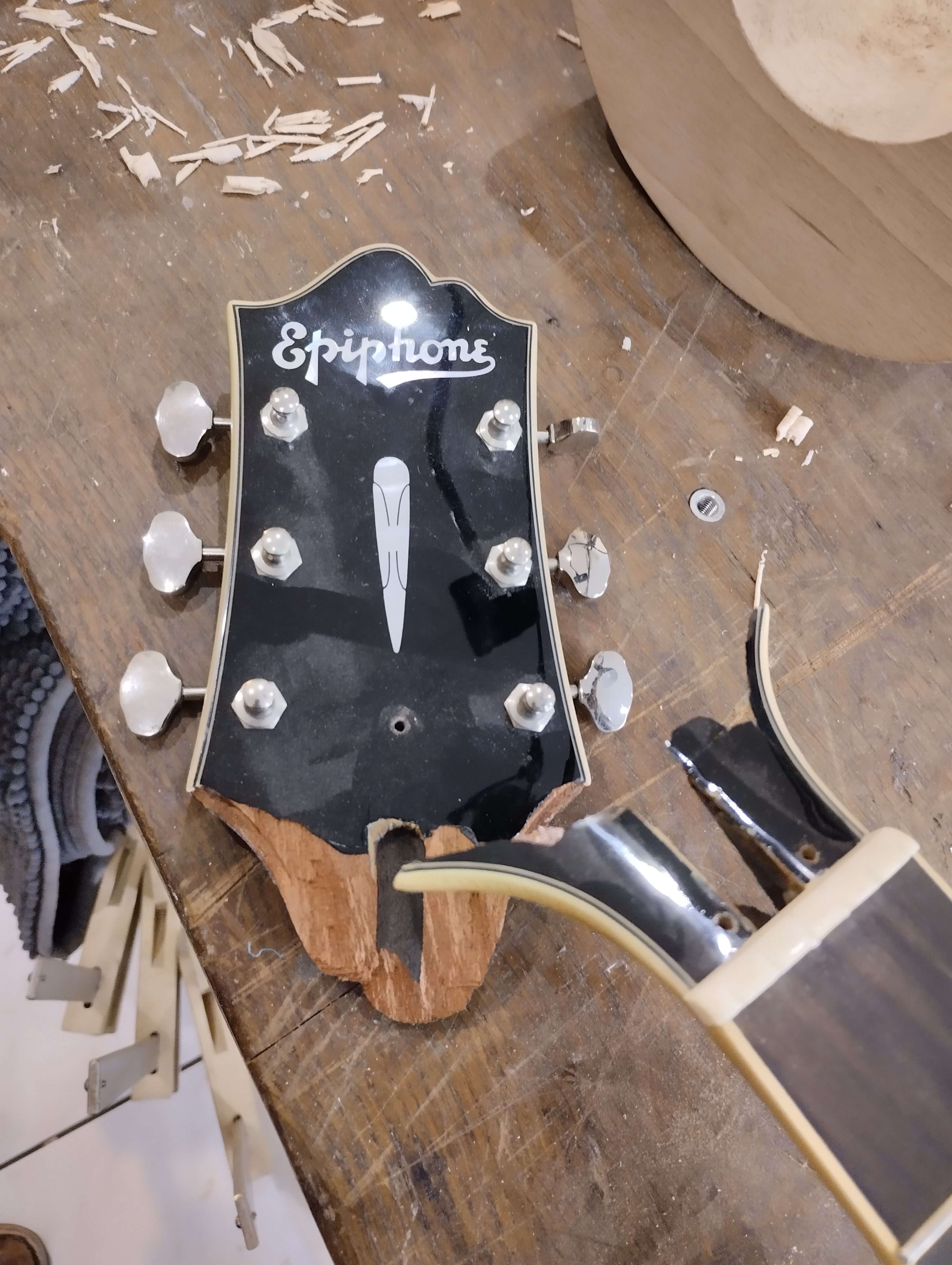 Luthier-guitare-
