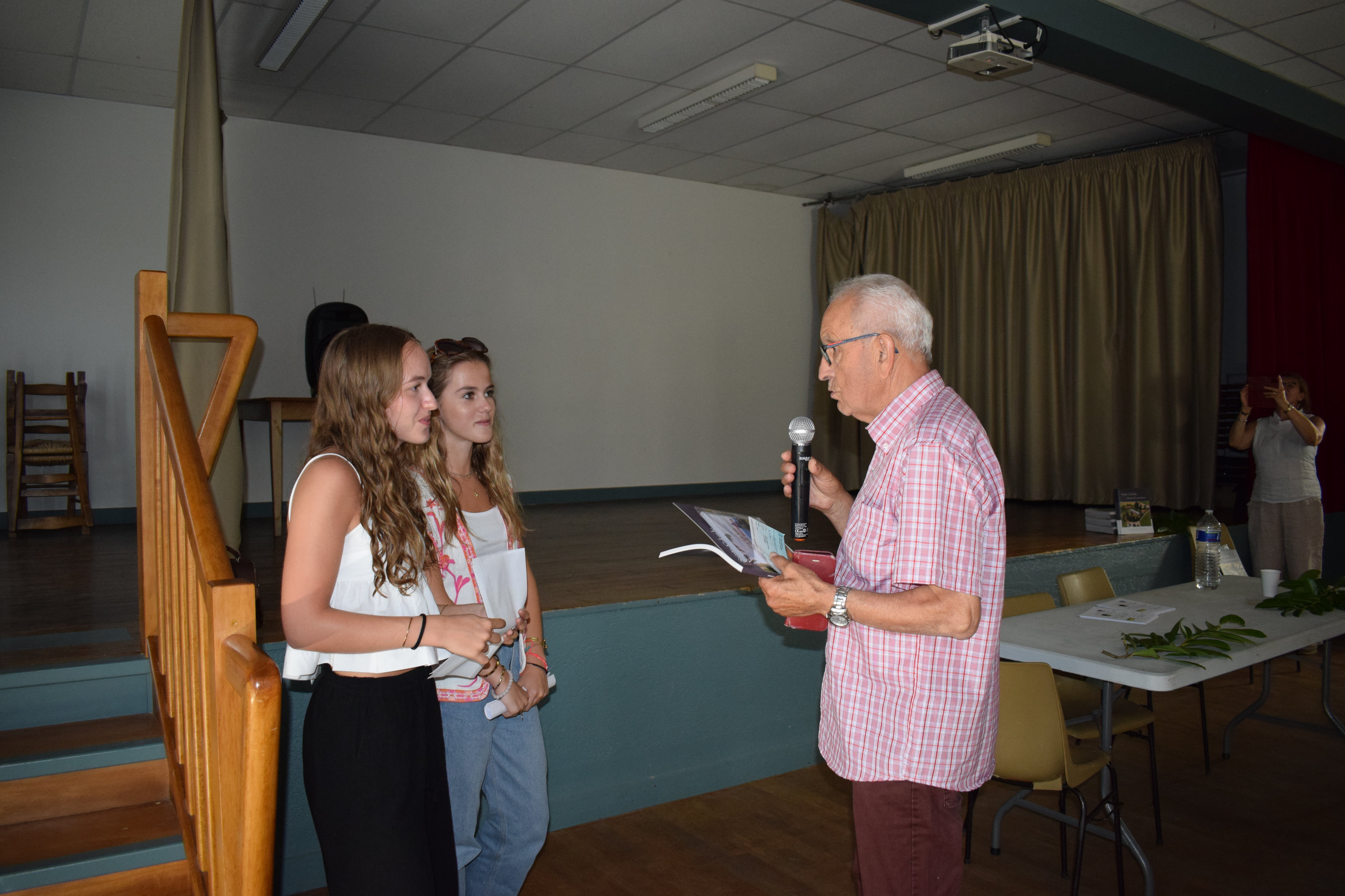 Remise du prix jeunesse solidaire et citoyenne par maire de ste colombe 05 07 25