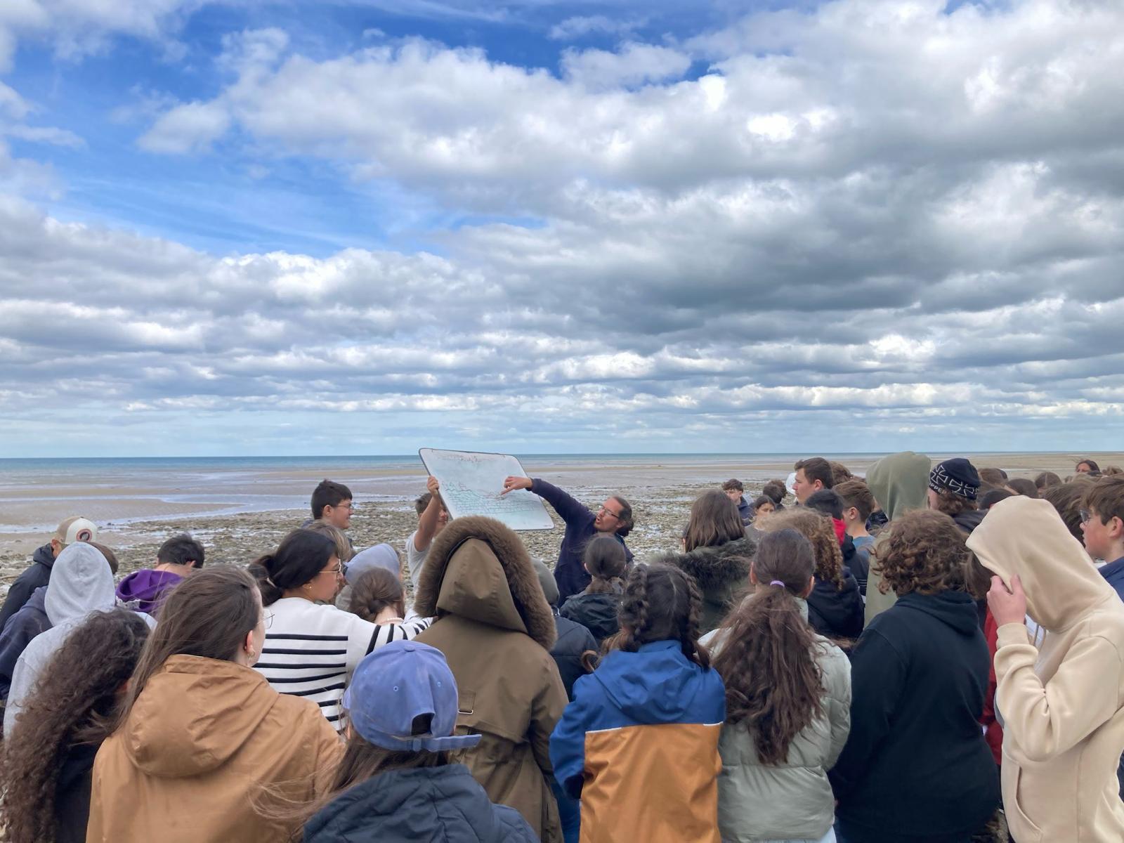 Image de sortie géologique pour des scolaires en SVT avec Yohann Poprawski à Vers-sur-Mer