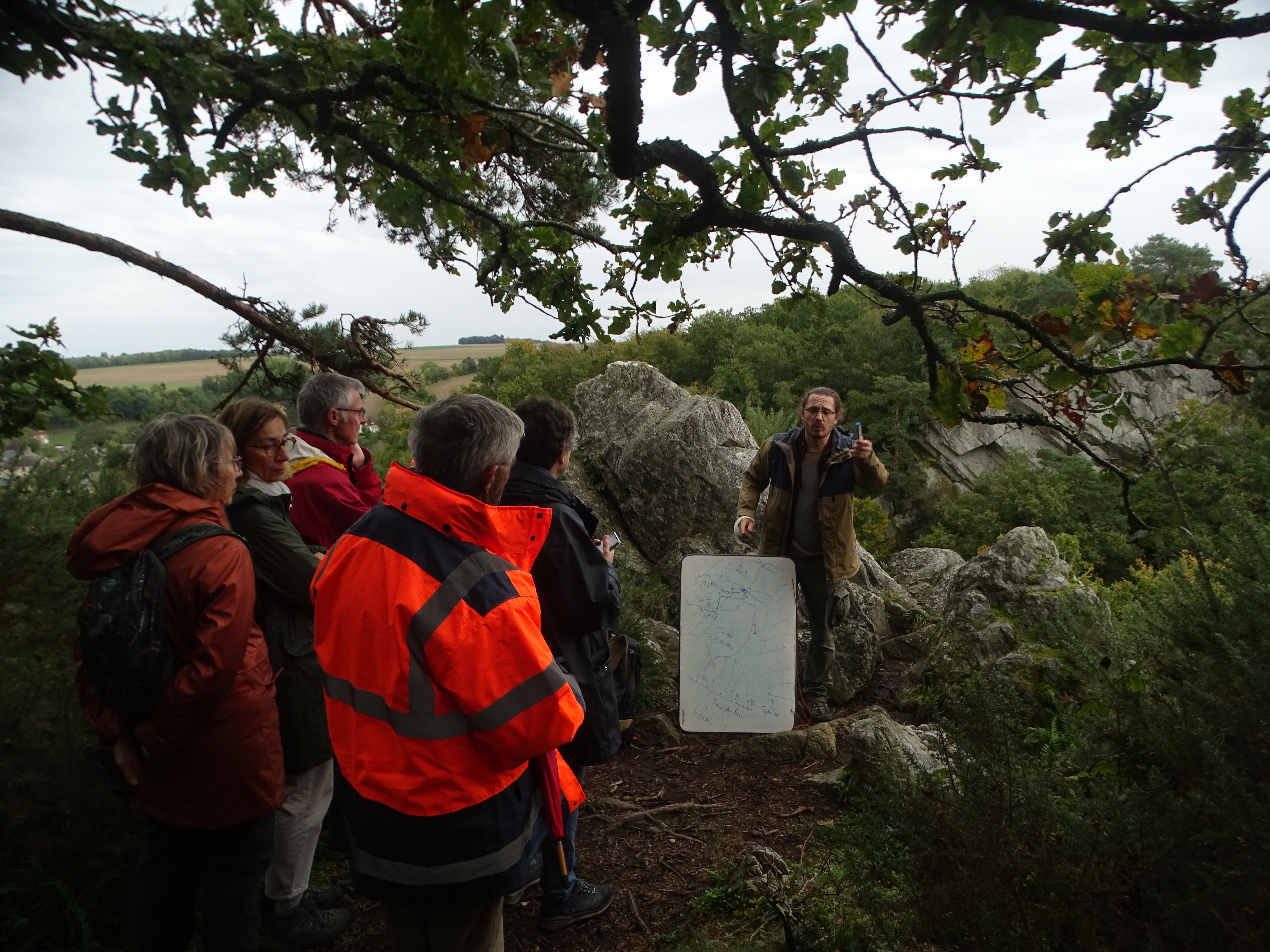 Image d'une sortie grand-public en géologie à Soumont Saint-Quentin. 