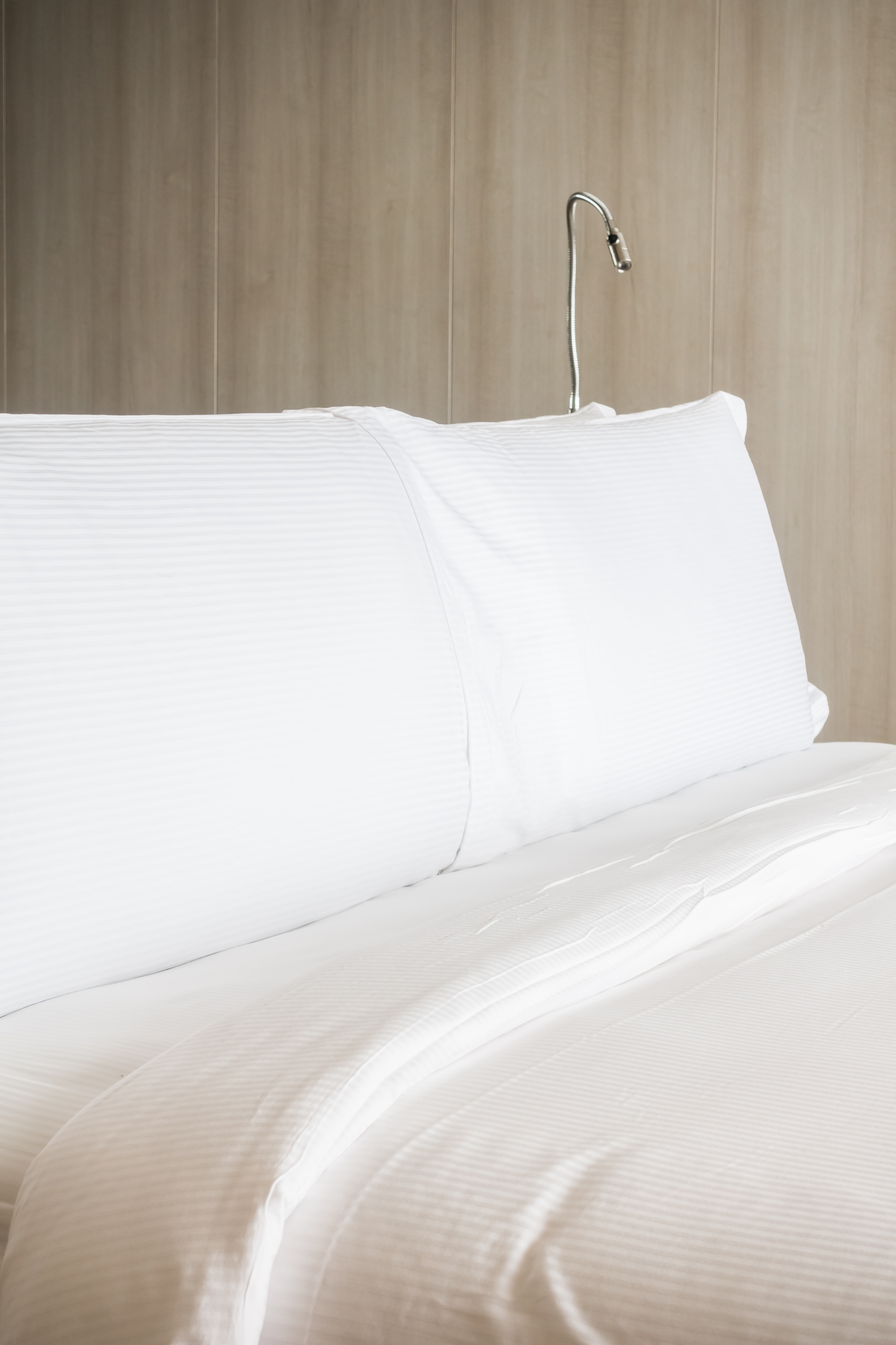 Oreiller-blanc-sur-lit