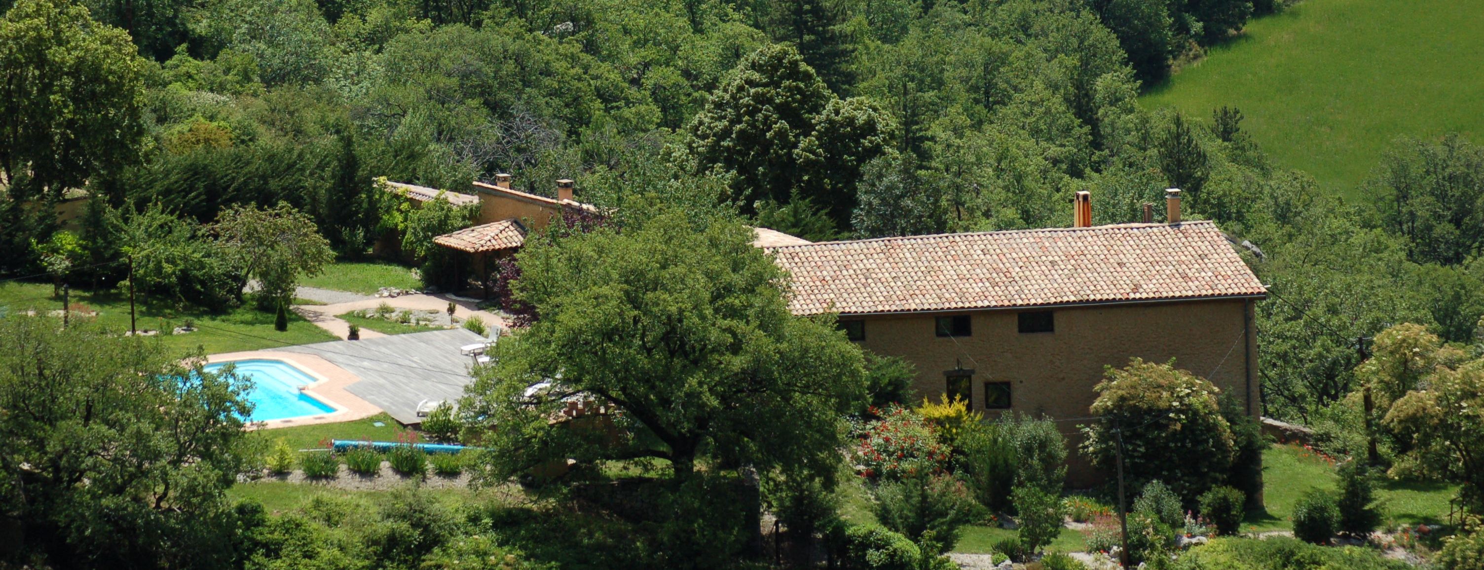 Gite-rural-avec-piscine-gite-de-France-alpes-de-haute-provence-sisteron-baronnies-haute-alpes-verdon-serre-poncon-luberon-Aco-de-Roman