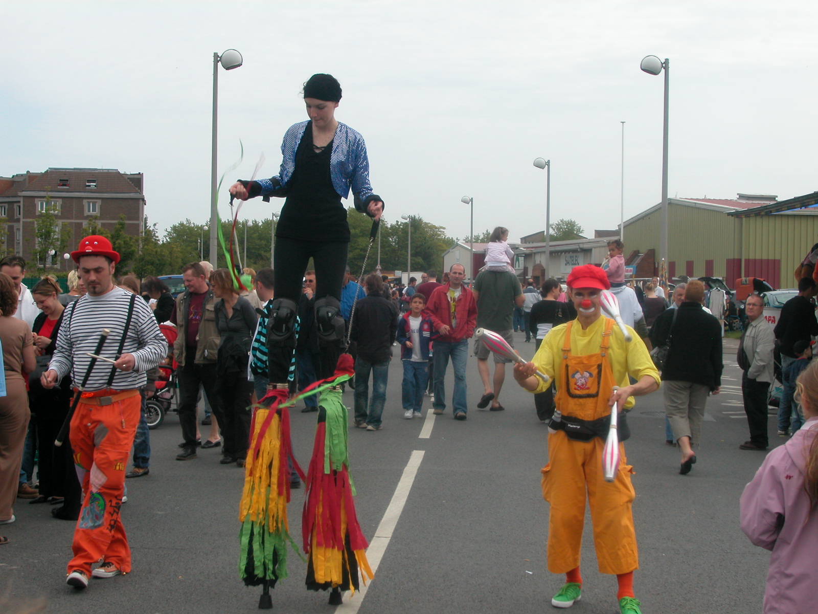 Bateleur-deambulation-jonglerie-baton-echasse