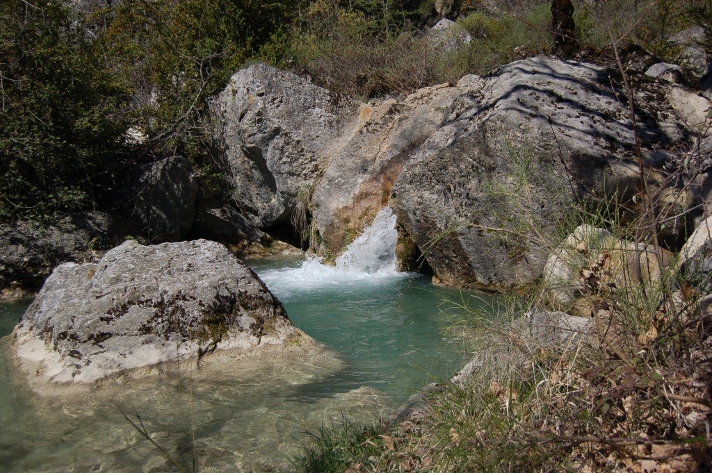 Gite-rural-avec-piscine-gite-de-France-alpes-de-haute-provence-sisteron-baronnies-haute-alpes-verdon-serre-poncon-luberon-Aco-de-Roman-cascade