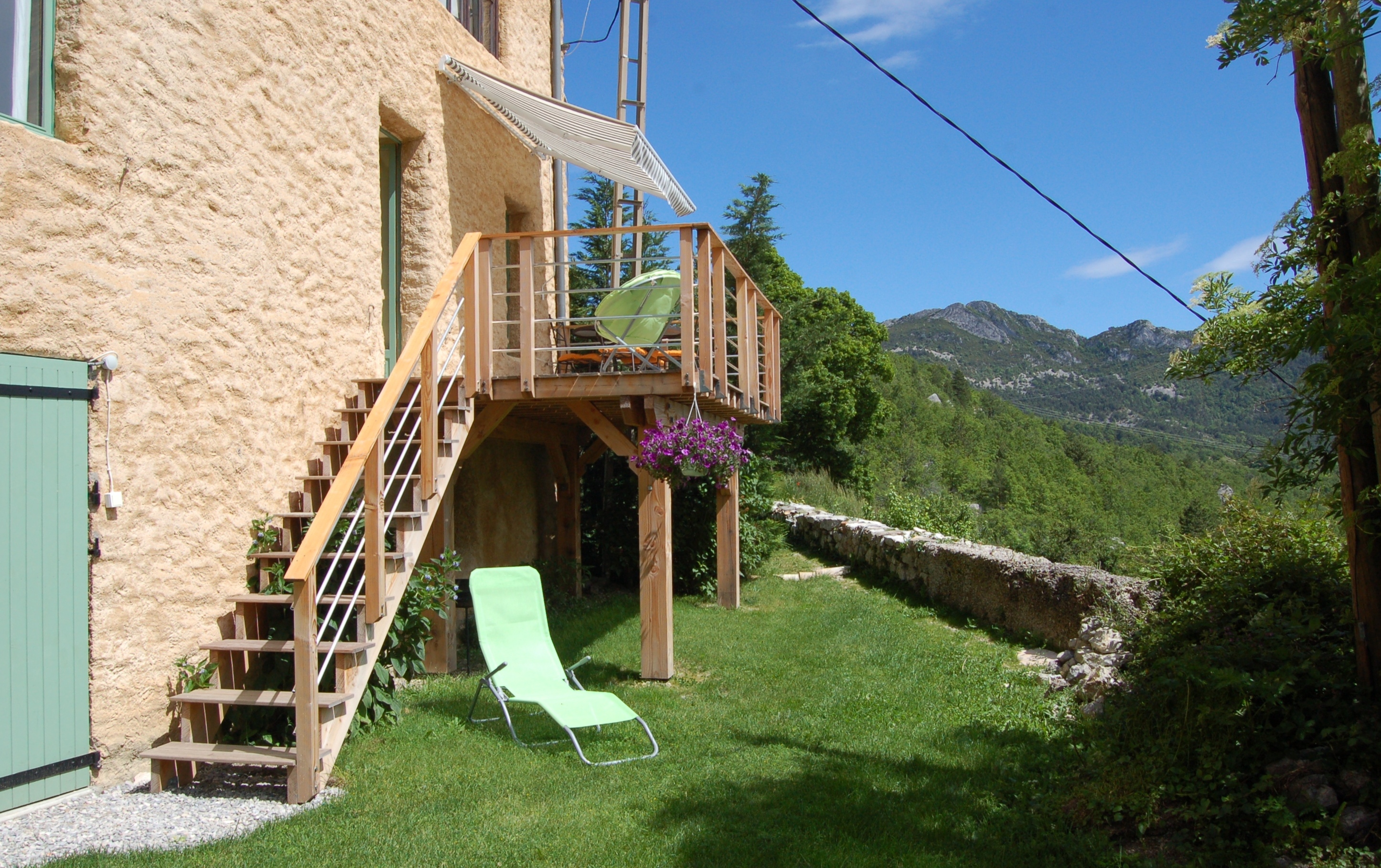 Gite-rural-avec-piscine-gite-de-France-alpes-de-haute-provence-sisteron-baronnies-haute-alpes-verdon-serre-poncon-luberon-Aco-de-Roman-Terrasse-eau-vive