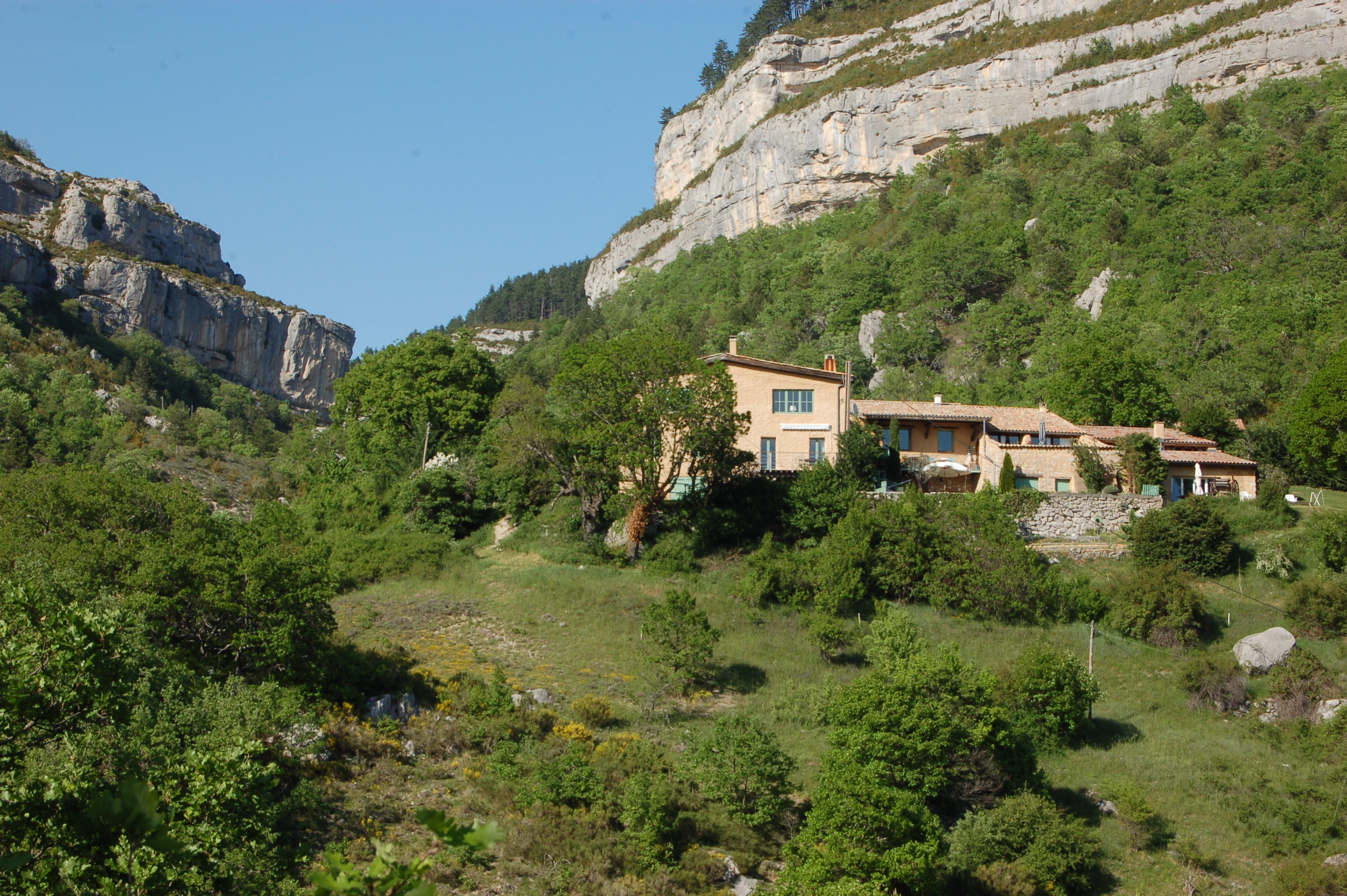 Gite-rural-avec-piscine-gite-de-France-alpes-de-haute-provence-sisteron-baronnies-haute-alpes-verdon-serre-poncon-luberon-Aco-de-Roman-