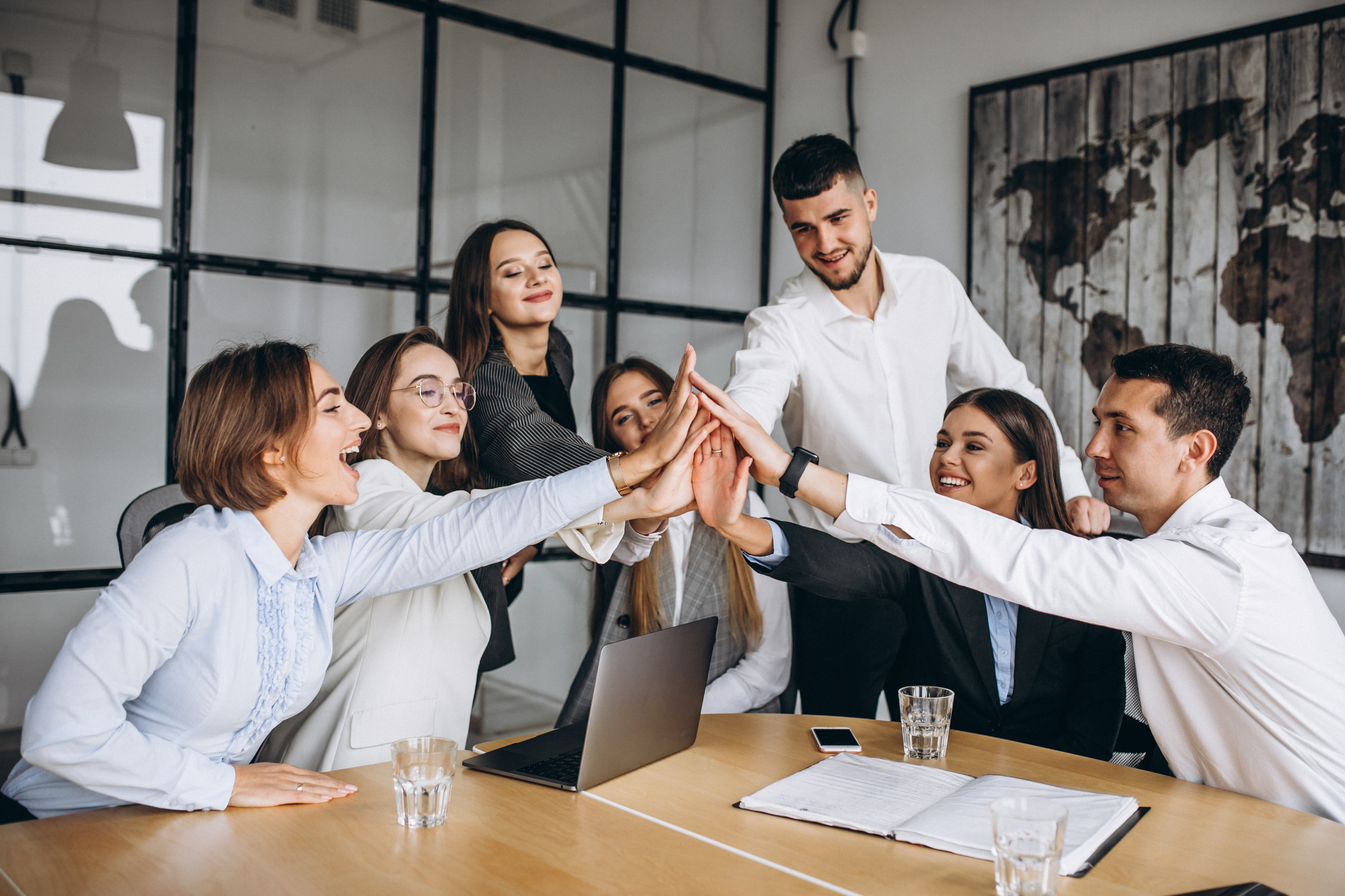 Groupe-de-personnes-preparant-un-plan-d-affaires-dans-un-bureau