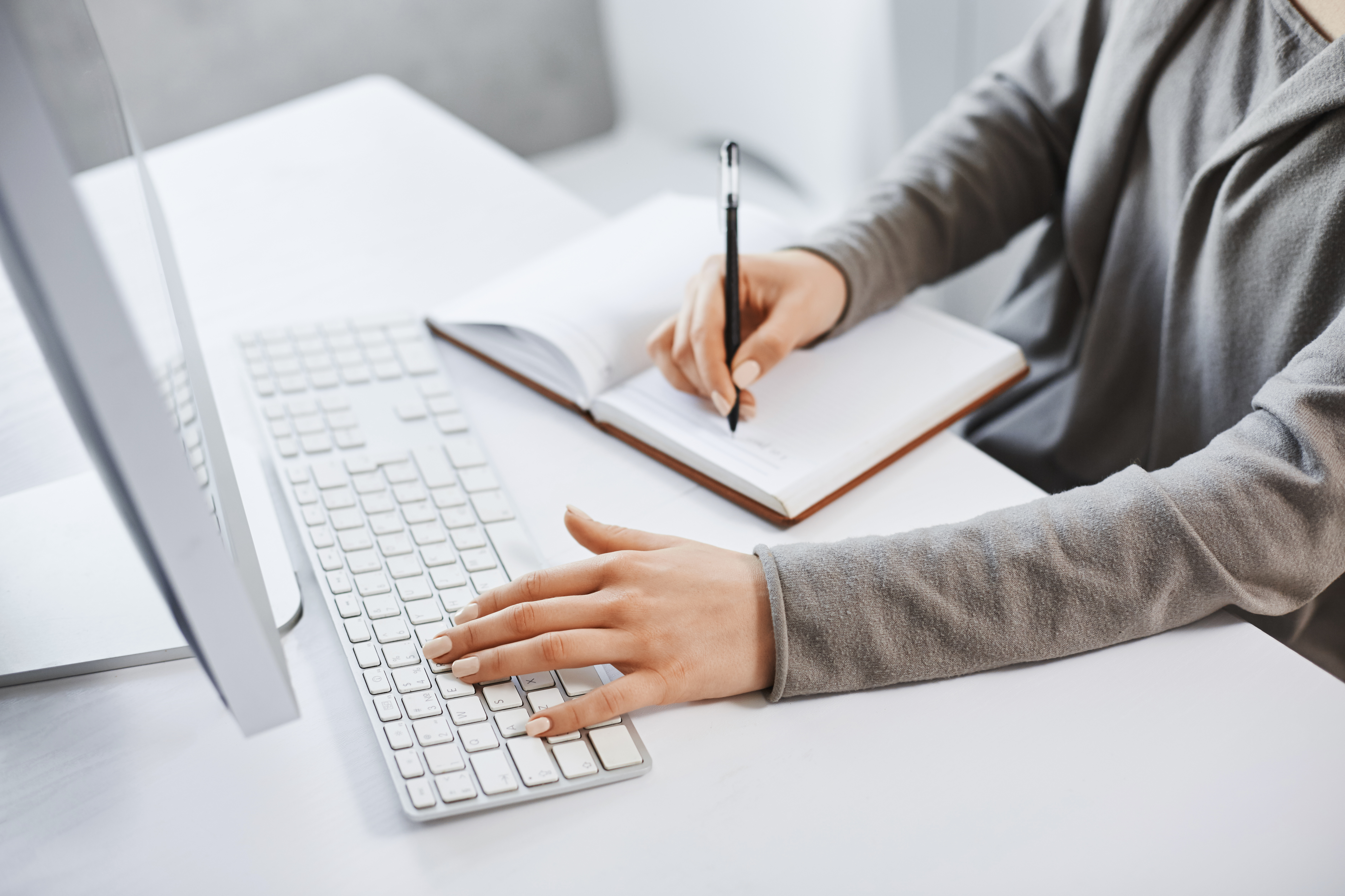 Je-peux-gerer-plusieurs-taches-photo-recadree-reussie-en-tapant-sur-le-clavier-et-en-prenant-des-notes-tout-en-regardant-l-ecran-de-l-ordinateur-et-en-etudiant-de-nouveaux-graphiques-commerciaux-il-n