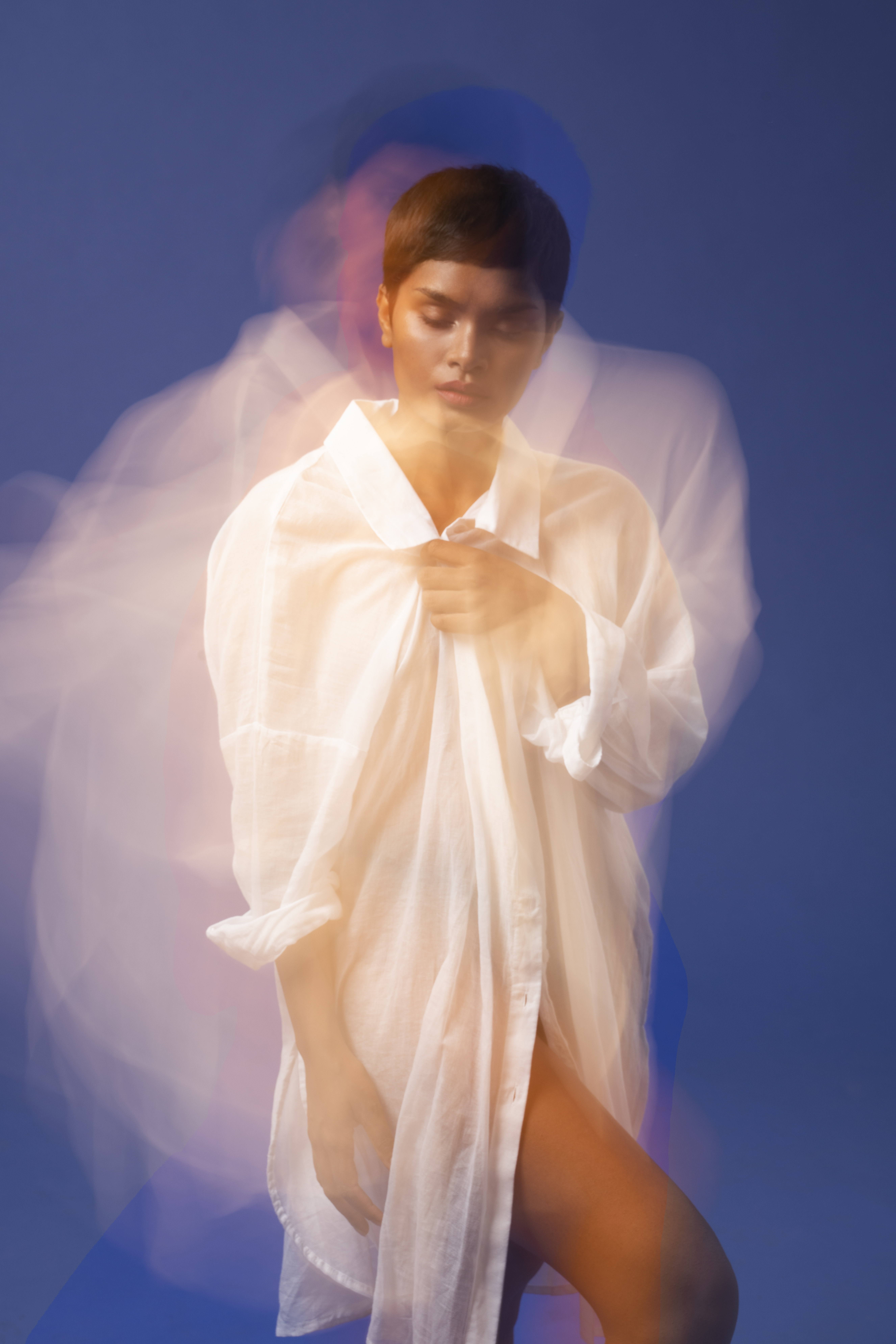 Portrait-de-jeune-femme-avec-un-style-mobile-surexpose