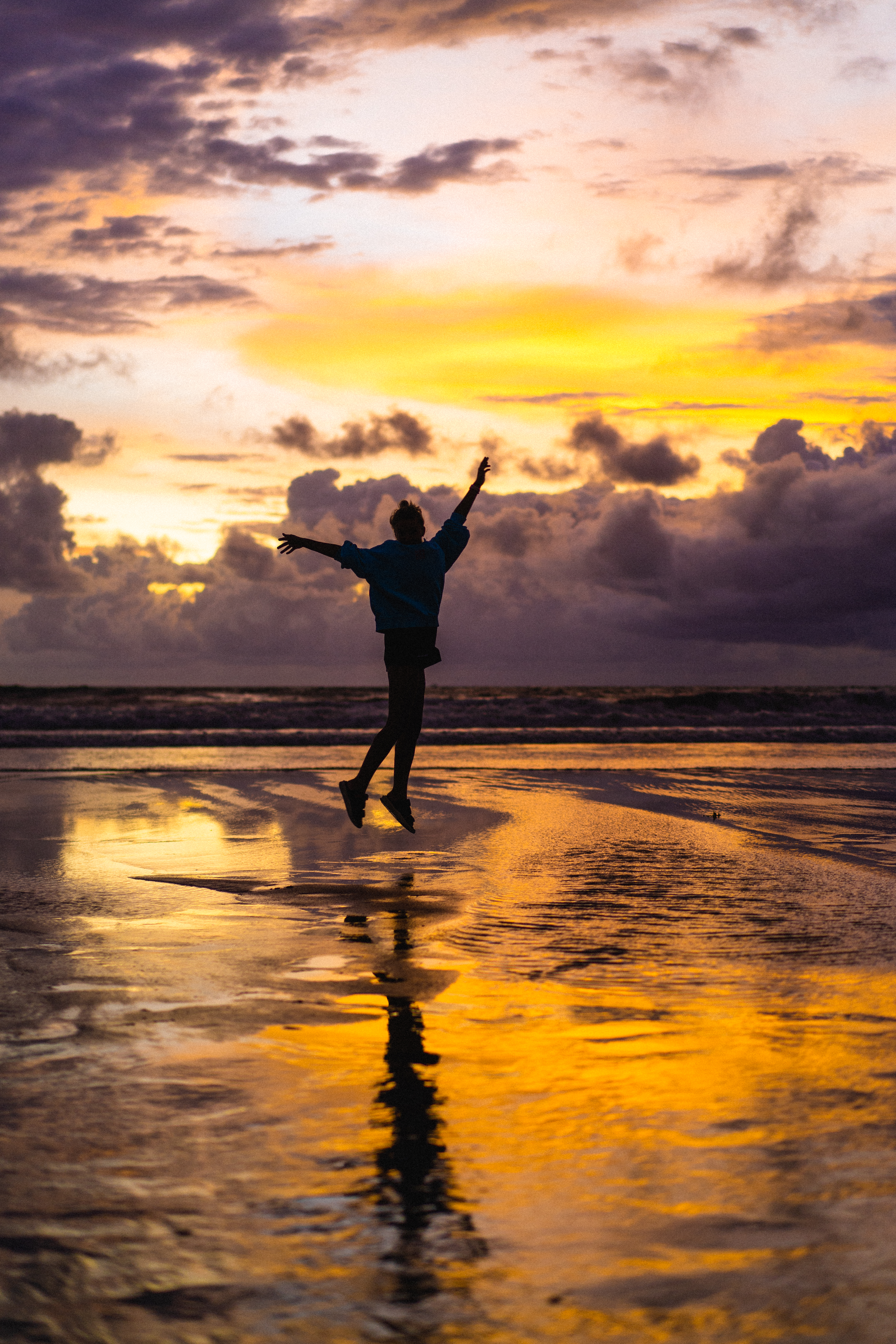 Belle-jeune-femme-au-coucher-du-soleil-sur-l-ocean-bali-indonesie