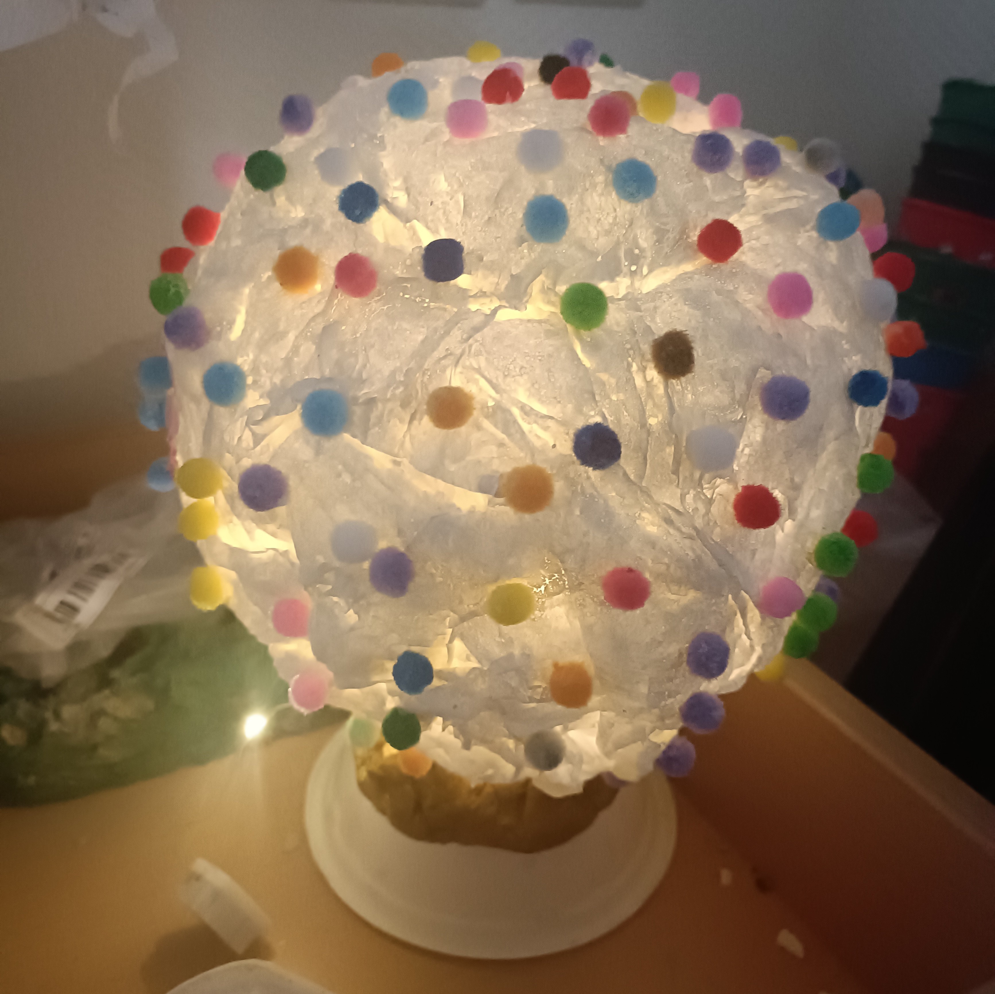 déco avec de la colle et des pompons. lampe déco en papier