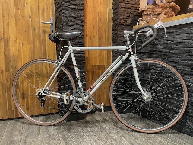 velo occasion course peugeot acier blanc 28P 10V campagnolo taille de 1M68 a 1M80 prix 450 euro magnifique selle cuir etat exceptionnel 1ERE main