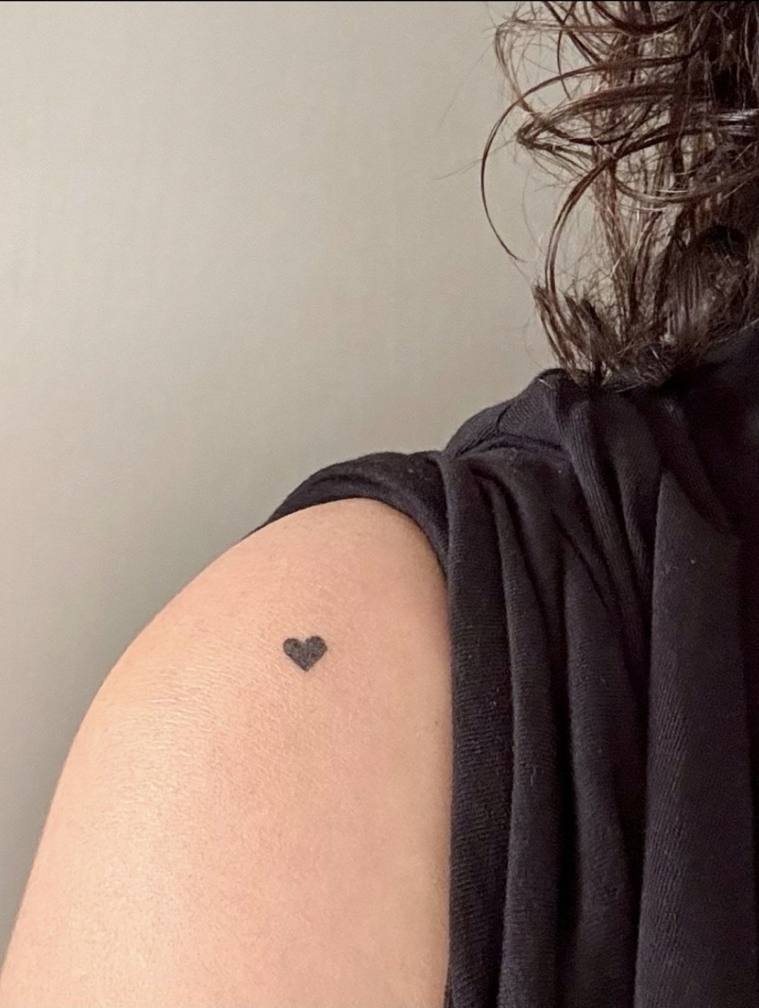 Tattoo mini coeur epaule