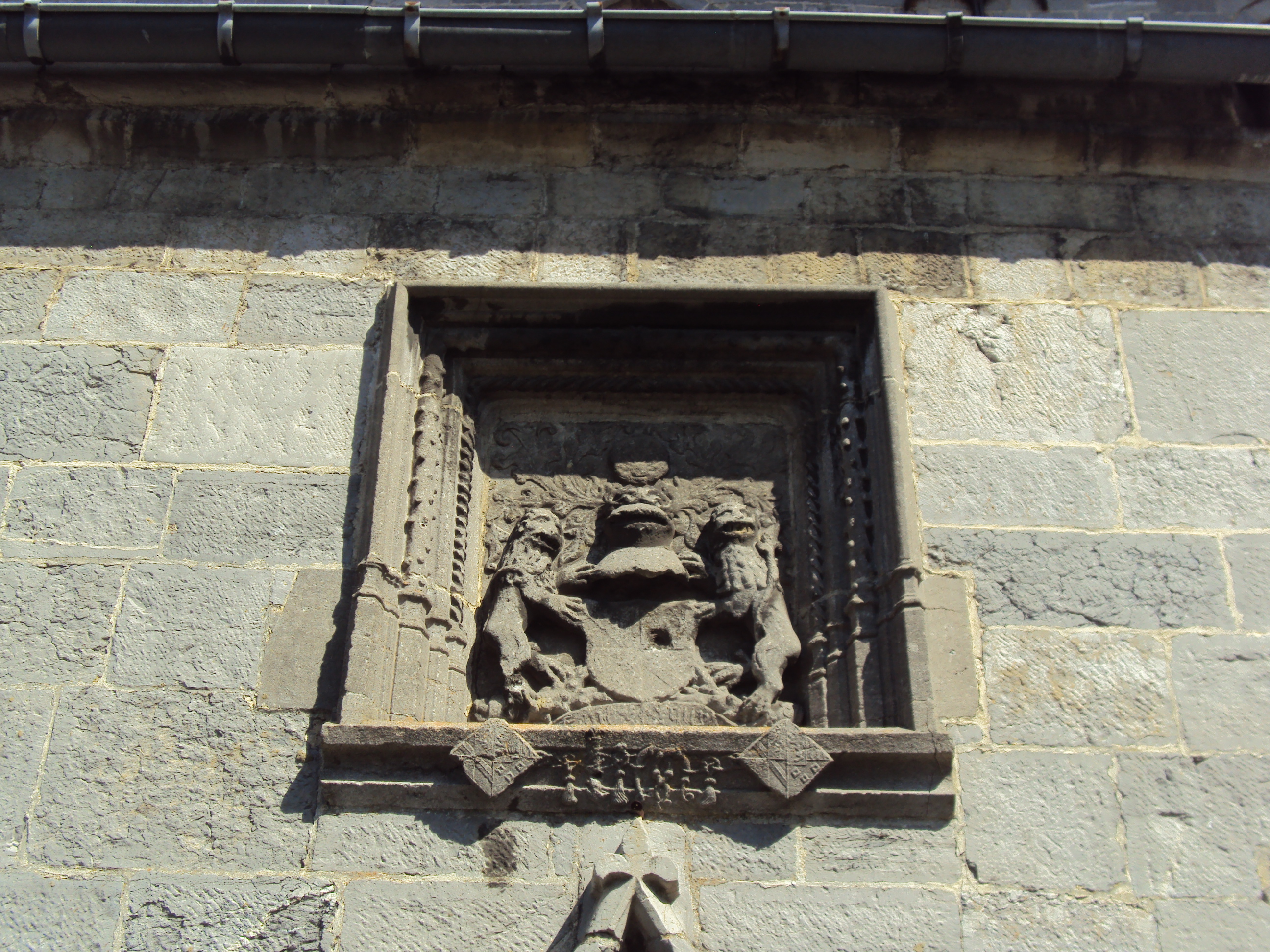 68b-Place-de-Paul-de-Barchifontaine-Armoiries-audessus-de-la-porte-de-l-Eglise