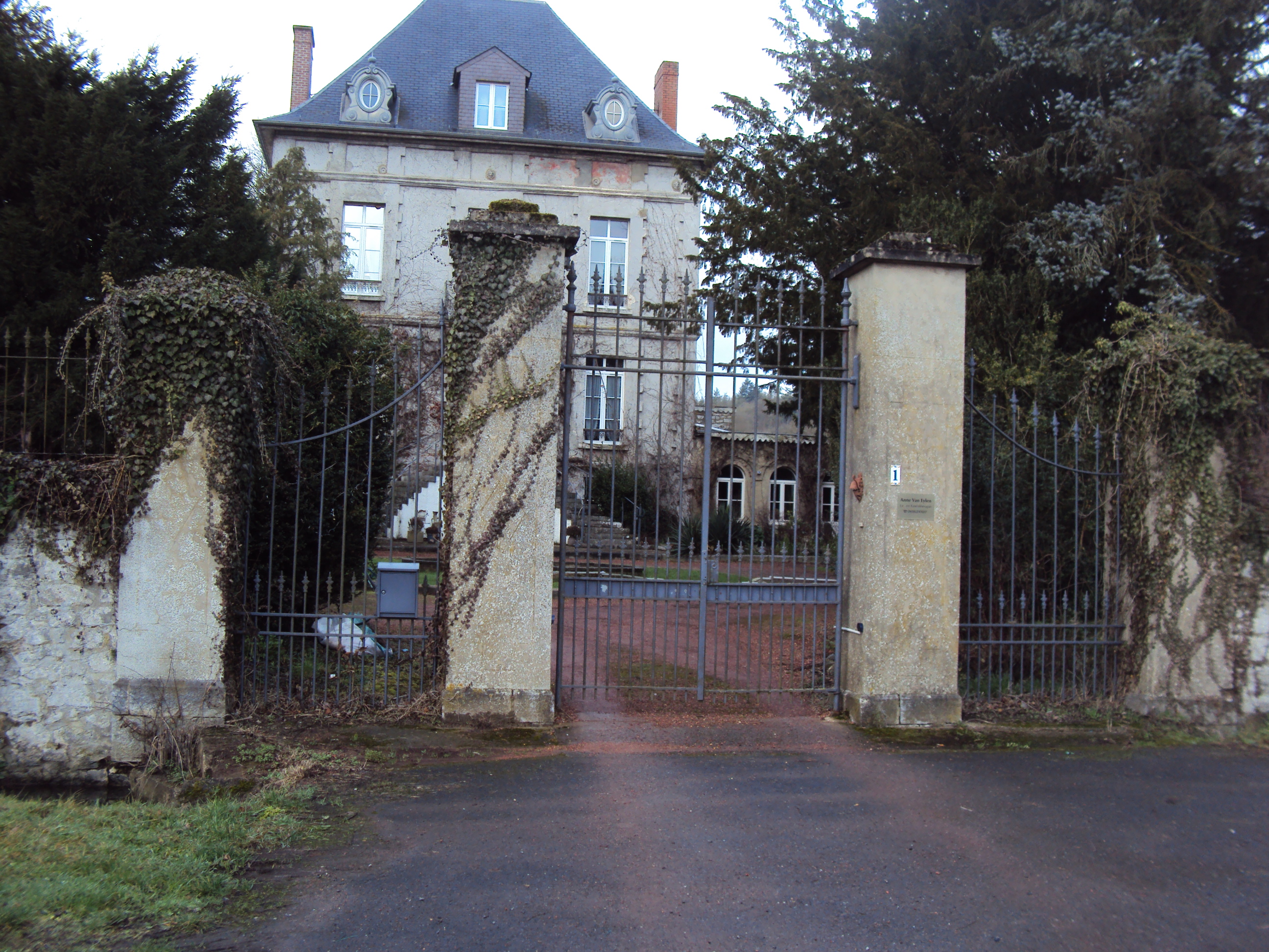 Leval-Chaudeville-Ph-11-C-Grillage-et-portail-chateau-Jacquet