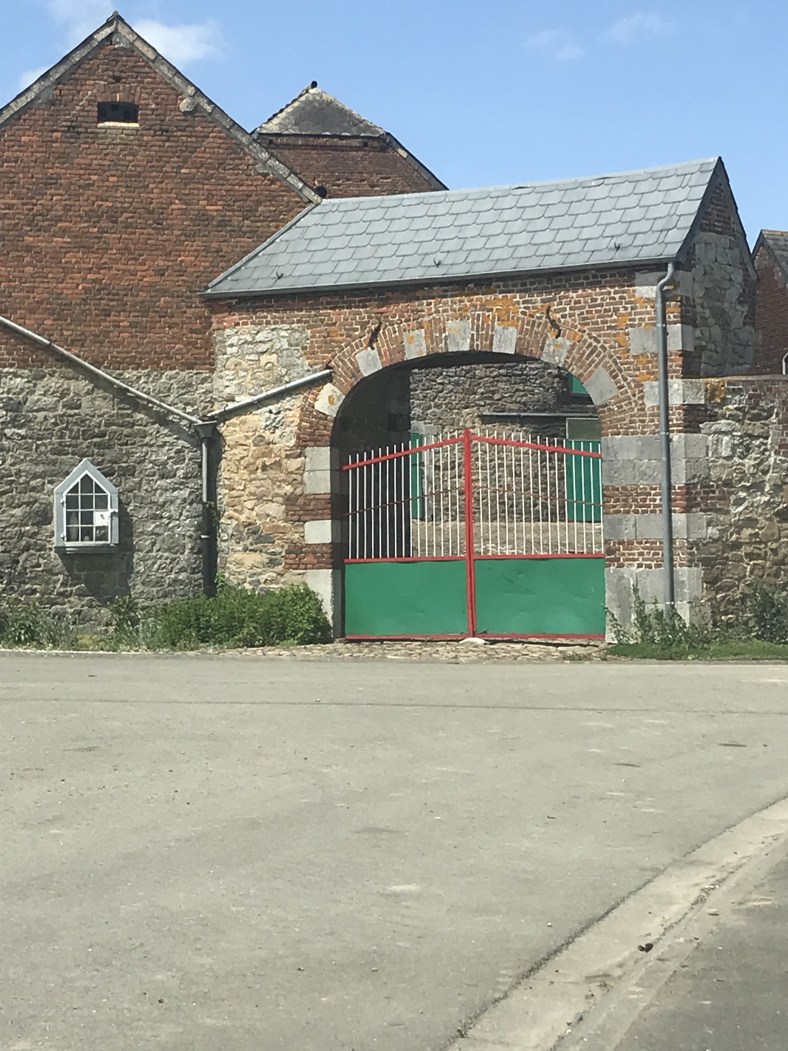 TH41-Entree-monumentale-ferme-Rue-de-France-a-cote-du-n-64