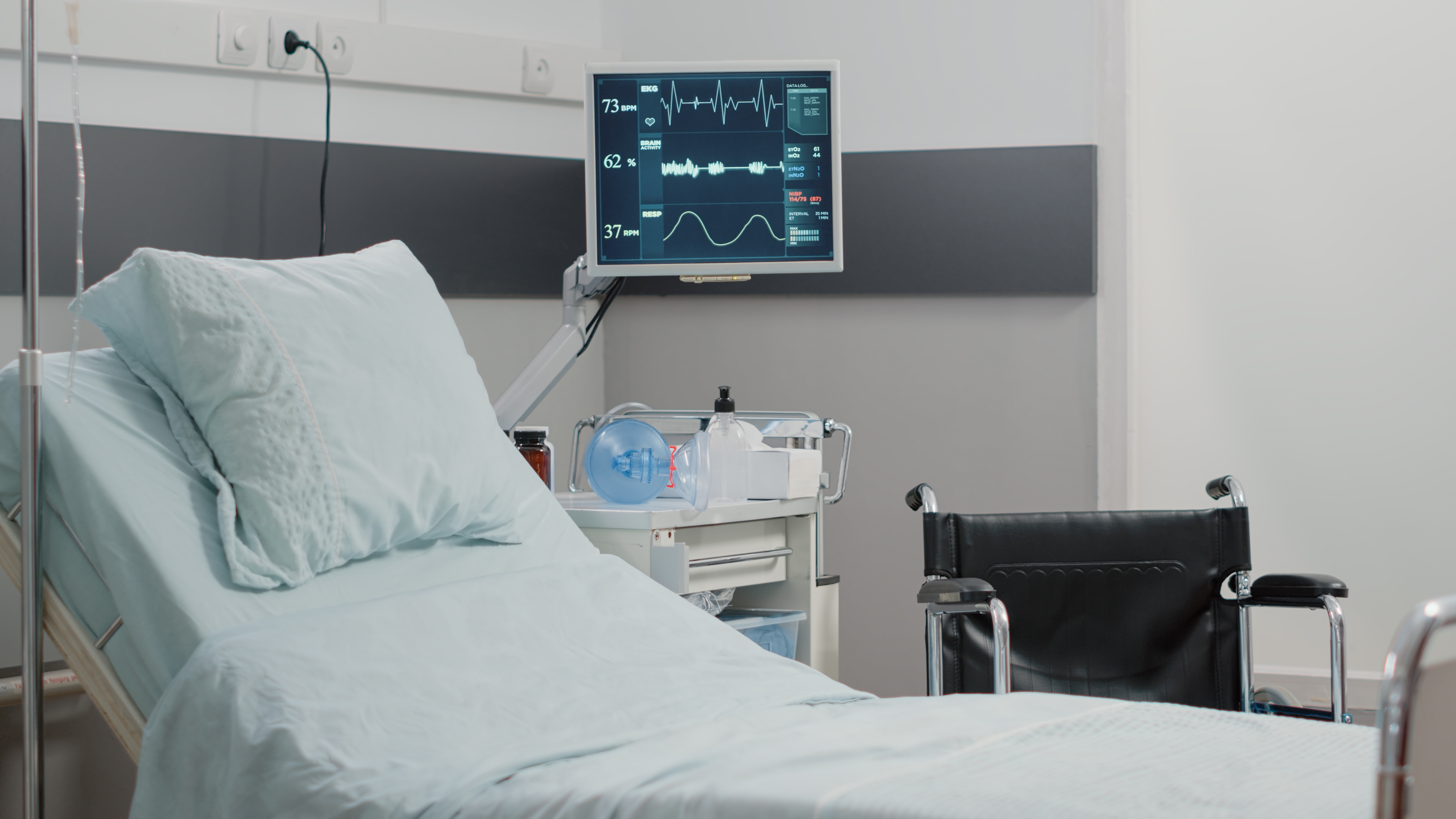 Salle d hopital vide avec moniteur de frequence cardiaque et lit pour les soins de sante et la recuperation personne dans la salle d urgence avec du materiel medical pour les patients en soins intens