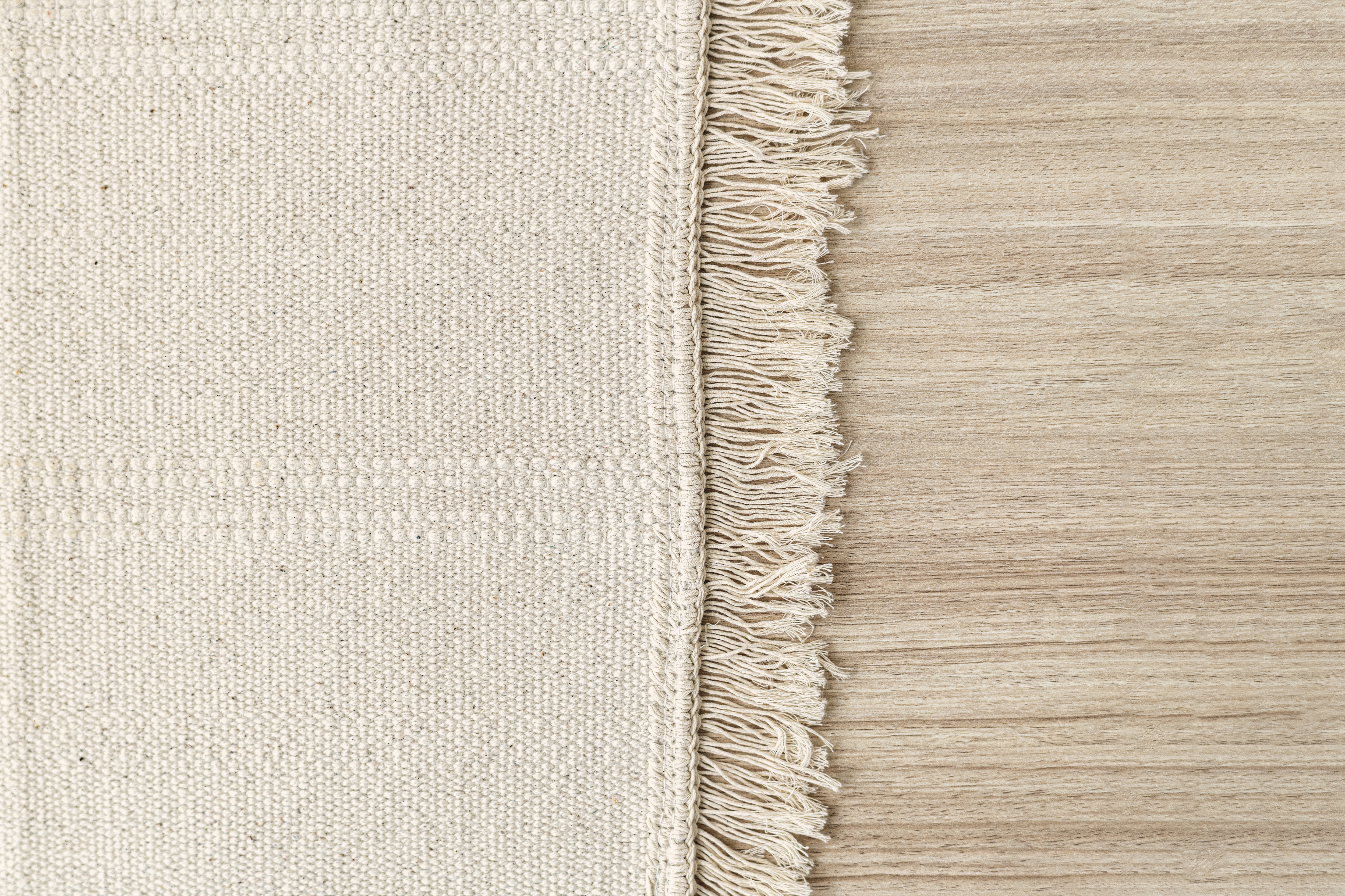 Fond-de-tapis-tisse-blanc-sur-le-sol-3-