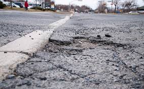Rue-qui-nessisite-une-nouveau-recouvrement-en-asphalte