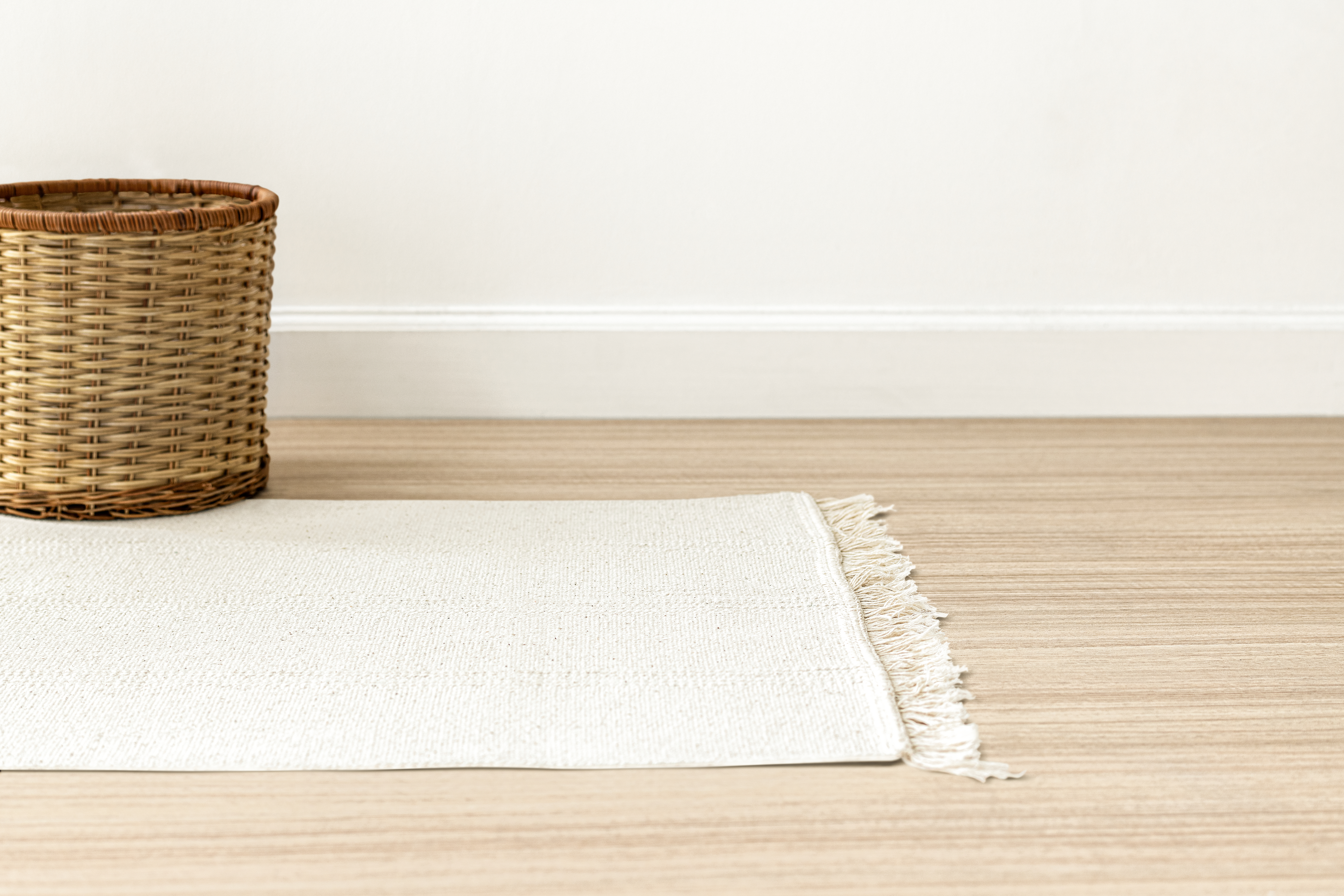 Fond-de-tapis-tisse-blanc-sur-le-sol