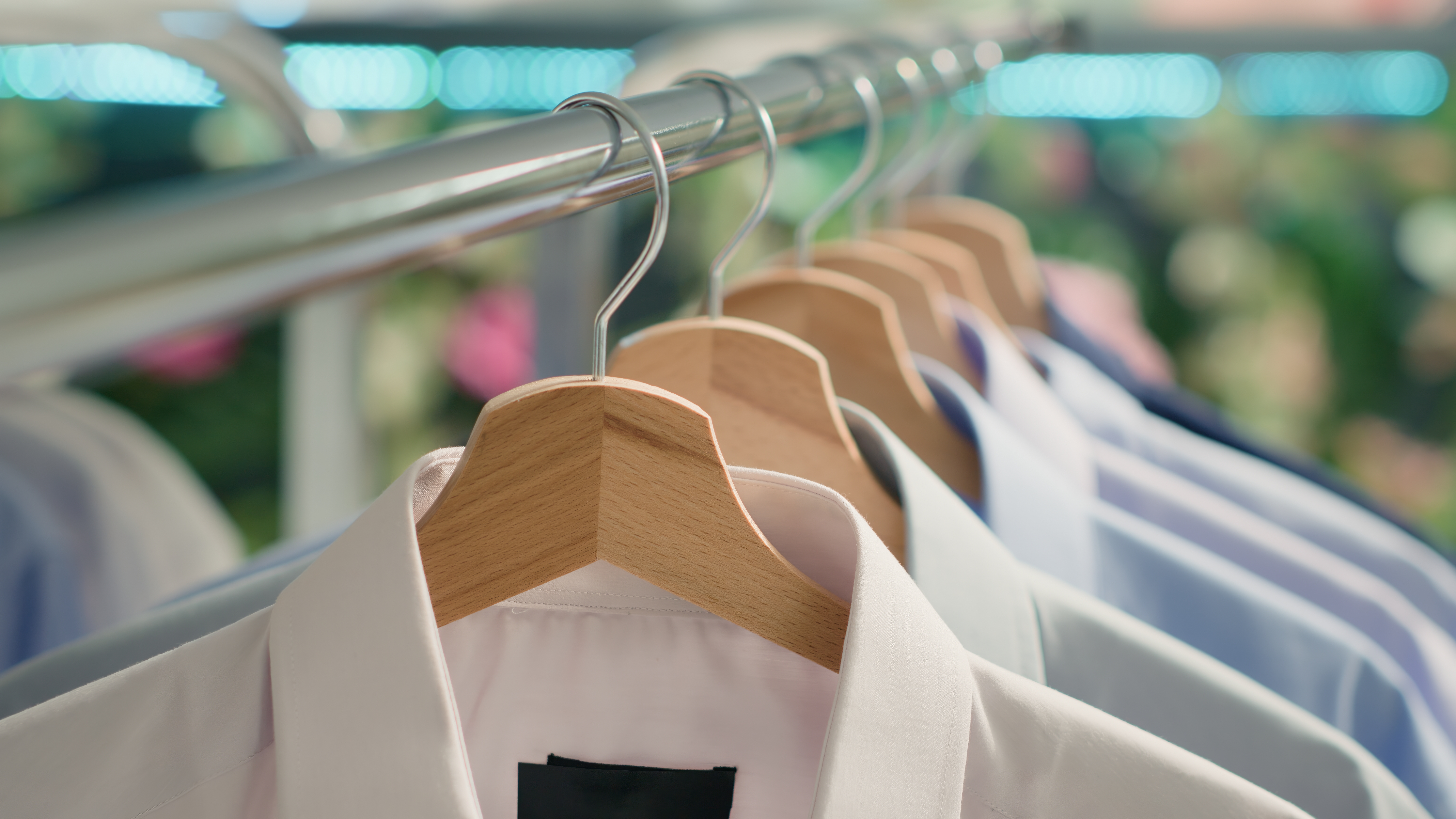 Un-assortiment-elegant-de-chemises-dans-le-magasin
