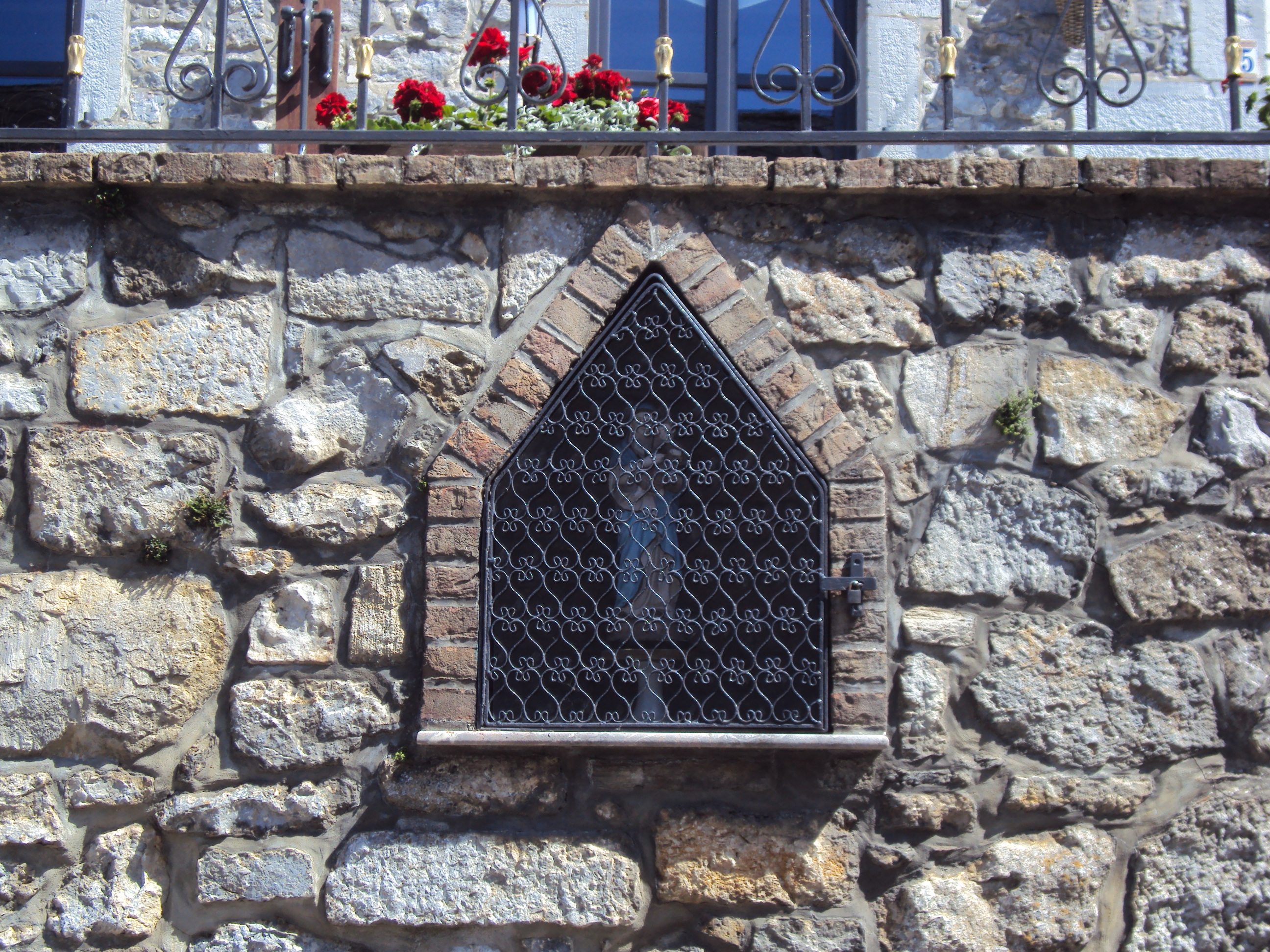 90-rue-des-marbriers-5-Niche-Vierge-a-l-enfant-Jesus
