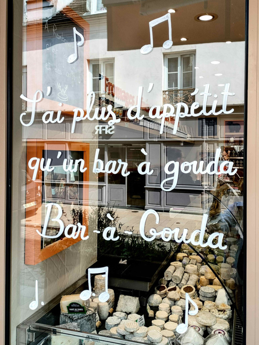 Peinture sur vitrine de paroles de musique chez Tout un Fromage, fromagerie de Ludovic Bissot à Rambouillet dans les Yvelines (78)