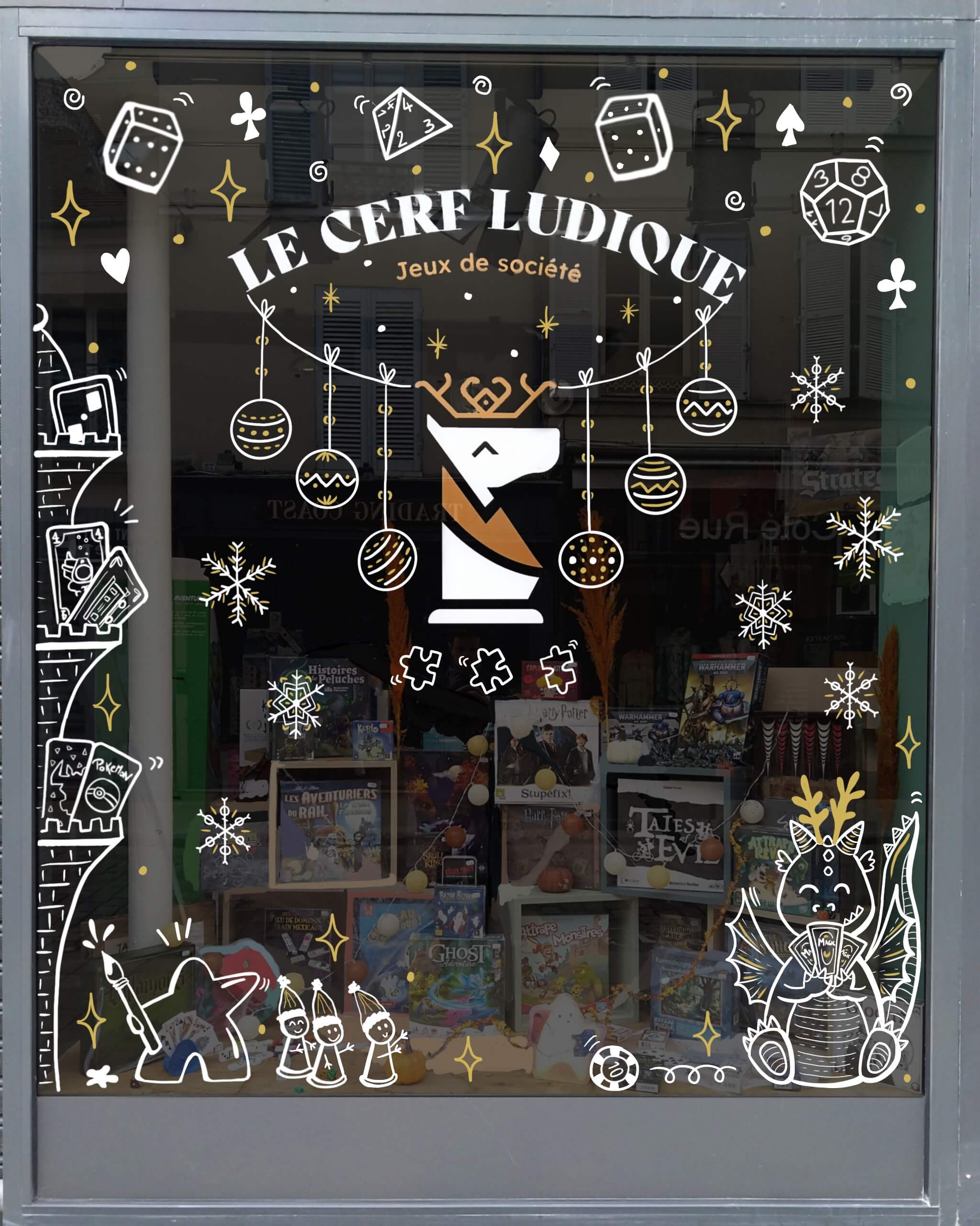Décor de vitrine pour la boutique Le Cerf Ludique à Rambouillet sur le thème de Noël en blanc et doré