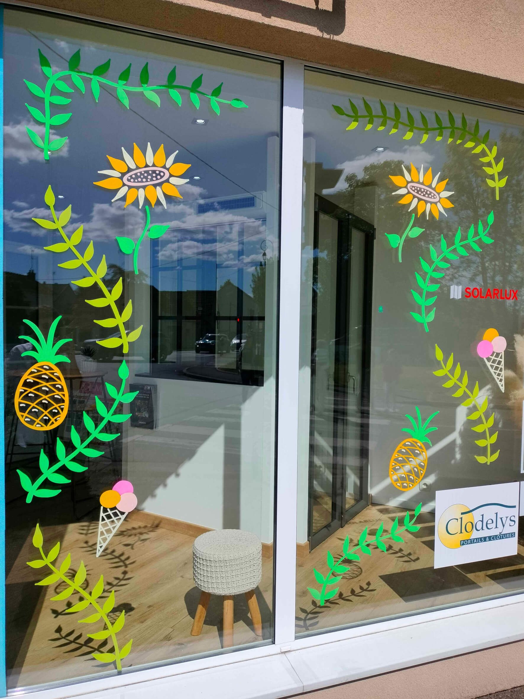 Peinture sur vitrine sur le thème de l'été et des tournesol au Perray-en-Yvelines (78) par Camille Fauquet