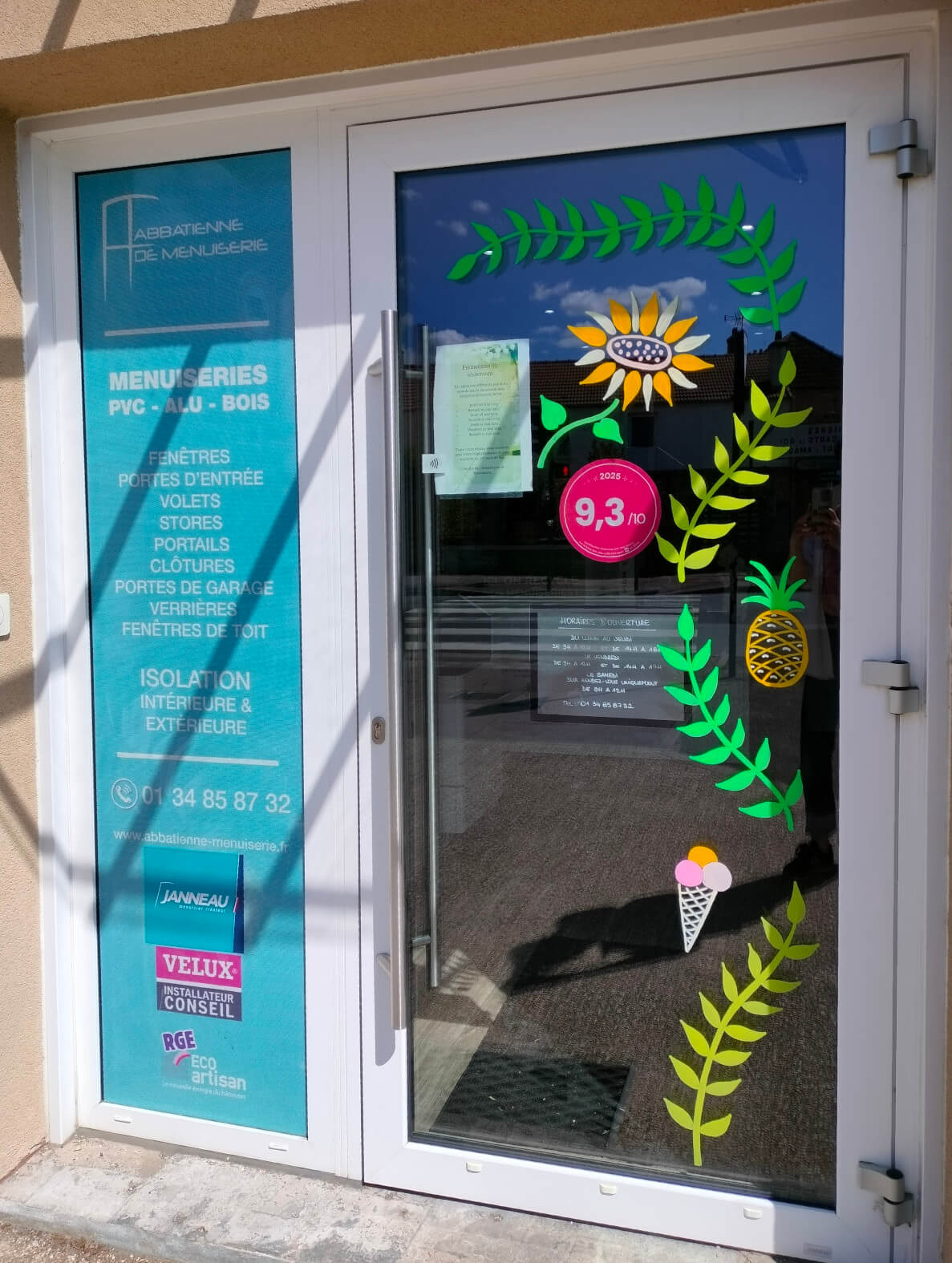 Décoration porte de magasin à la peinture acrylique, vitrine peinte sur le thèe de l'été dans les Yvelines(78) par Camille Fauquet
