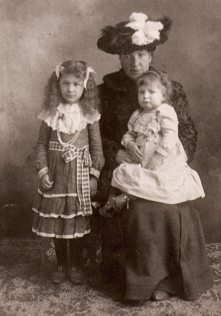 67fe868c77b739f0f98df25d belle with two children in courtesy of laporte county historical society jpg 1 