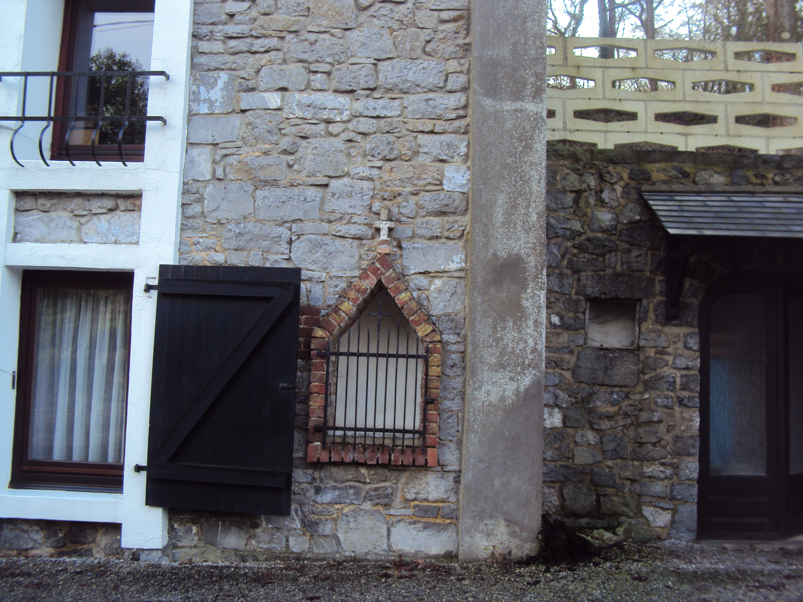 Leval-Chaudeville-Ph-14-A-Niche-dans-facade