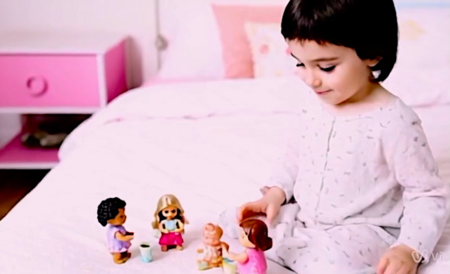 Eric-4ans-joue-poupee