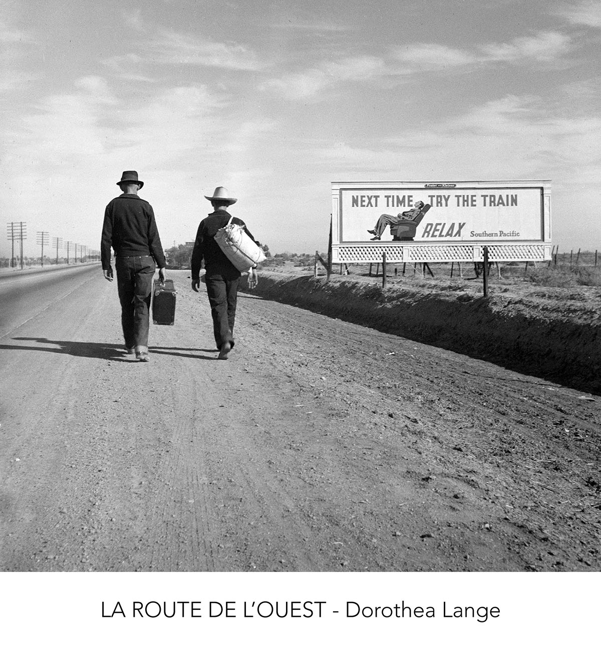 Deux hommes marchant sur une route poussiéreuse vers l’ouest, portant des valises, devant un panneau publicitaire invitant à prendre le train, photographie de Dorothea Lange