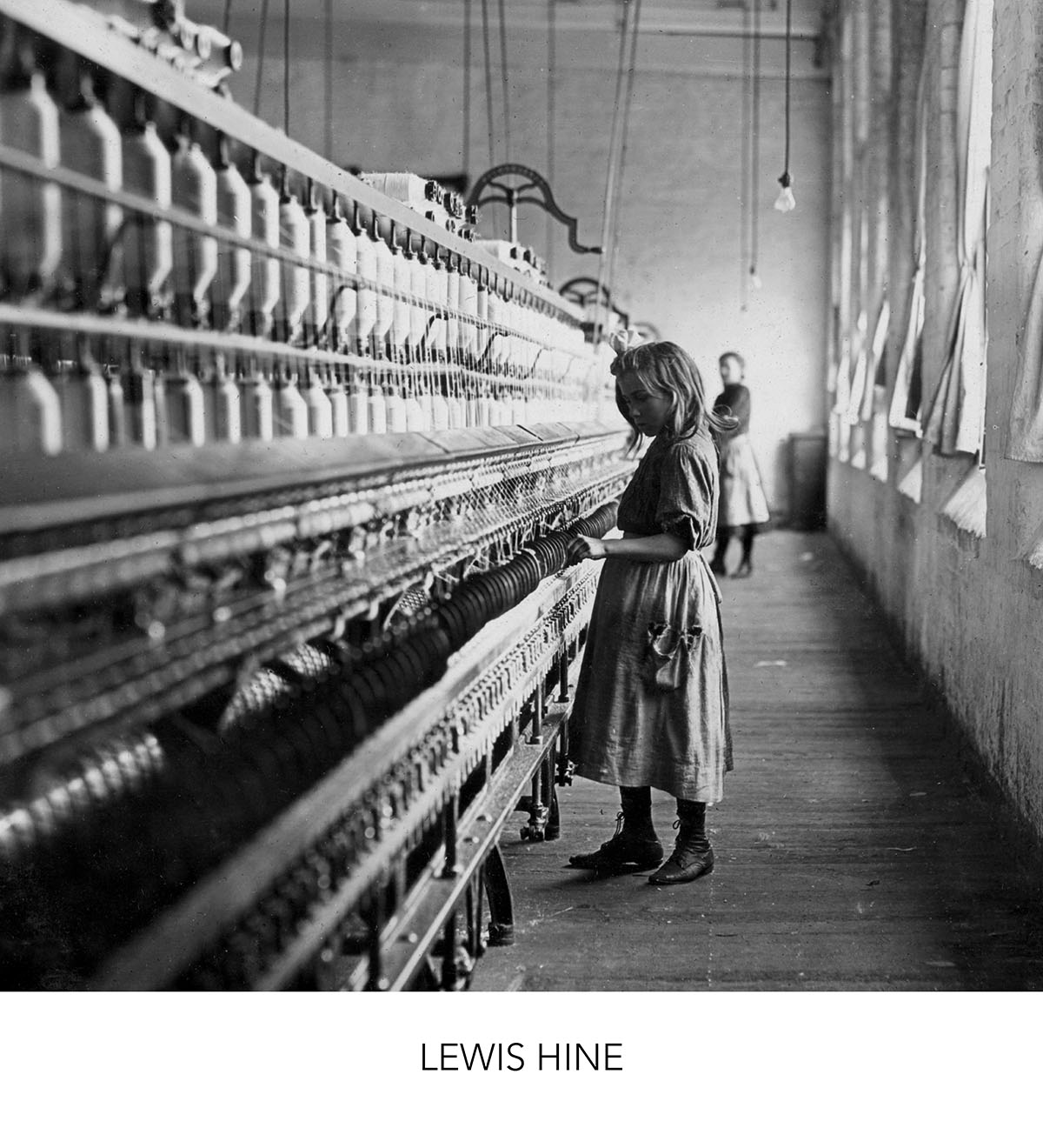 Jeune ouvrière debout devant une longue file de machines à filer dans une usine textile américaine vers 1910, photographie documentaire de Lewis Hine sur les conditions de travail des enfants.