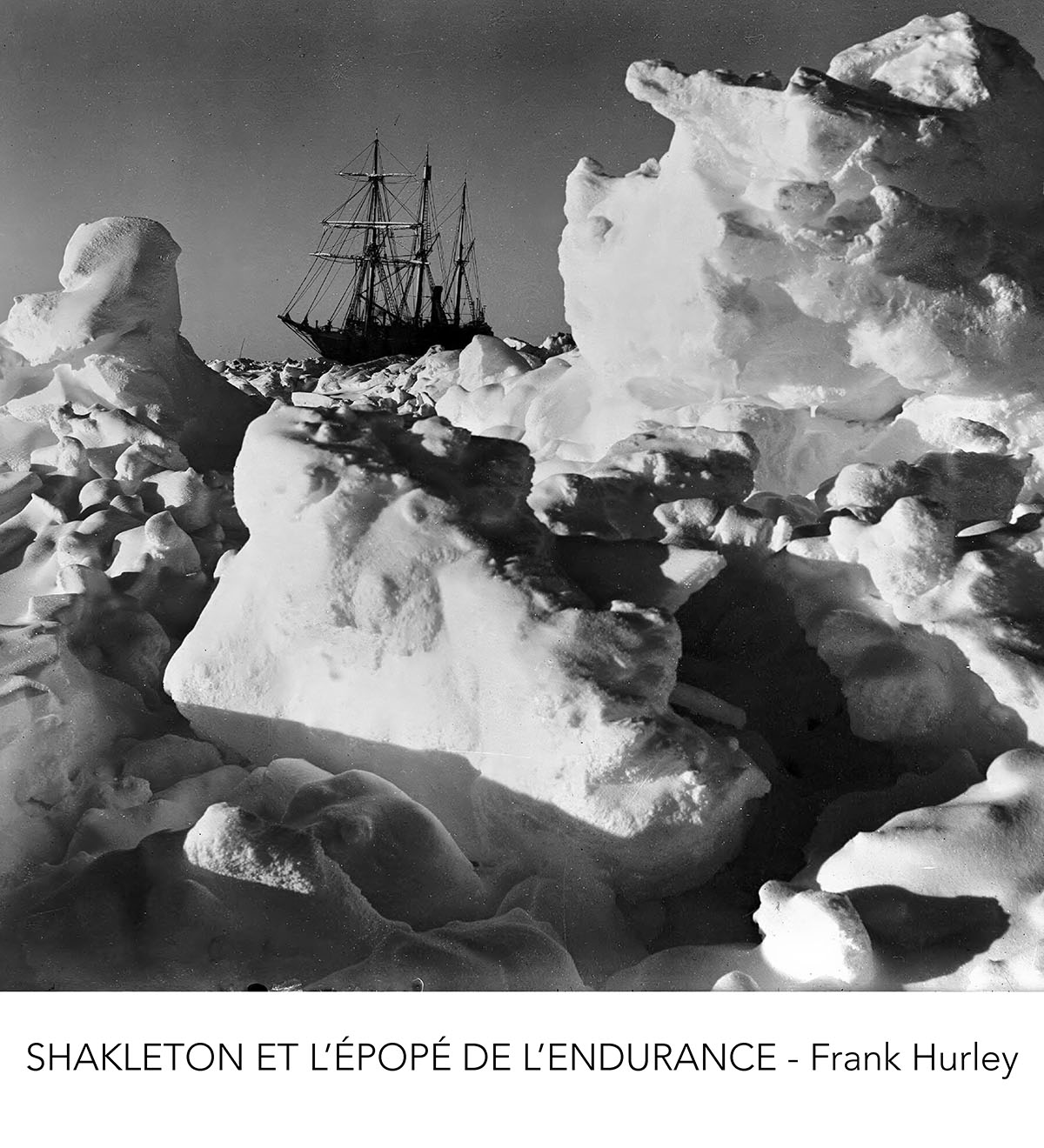 Navire Endurance pris dans les glaces de l’Antarctique lors de l’expédition de Shackleton, photographie de Frank Hurley datant de 1915.