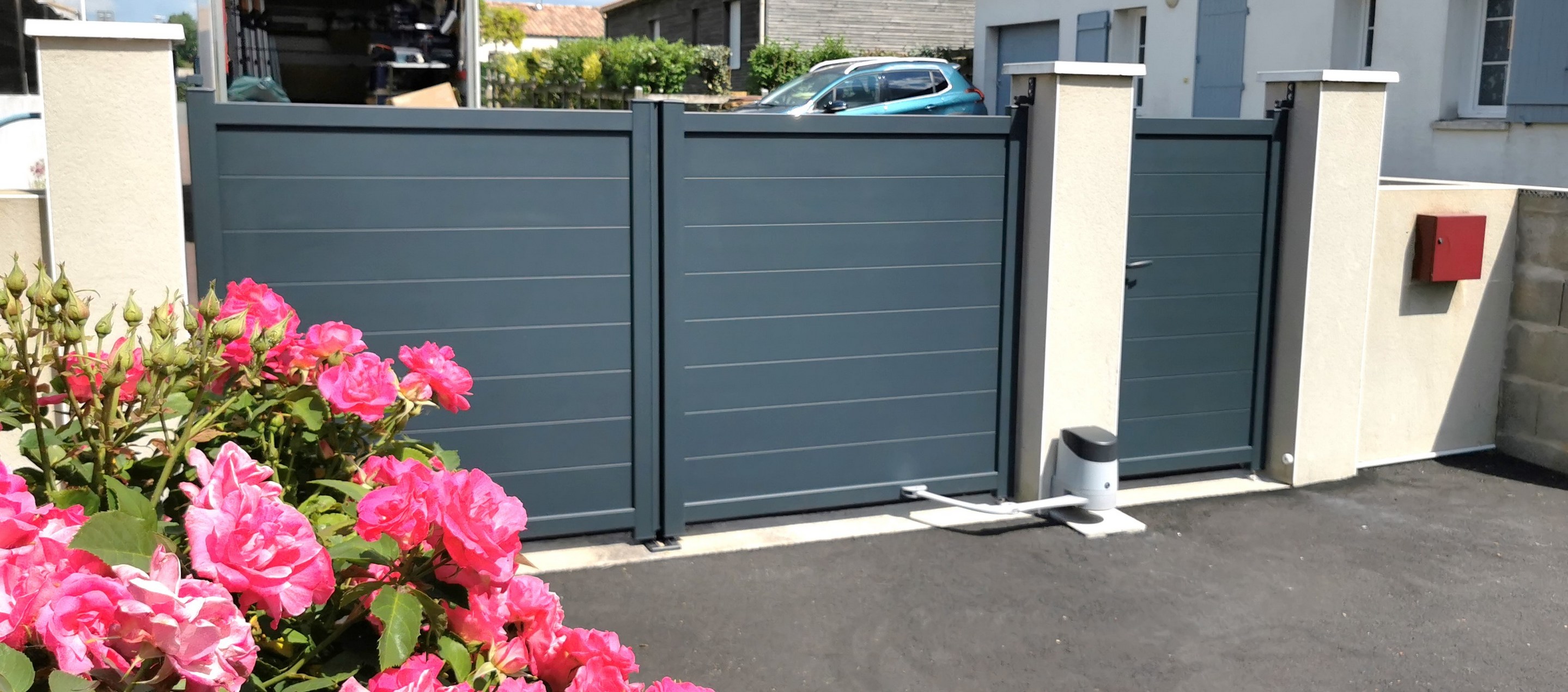 Portail-motorise-et-portillon