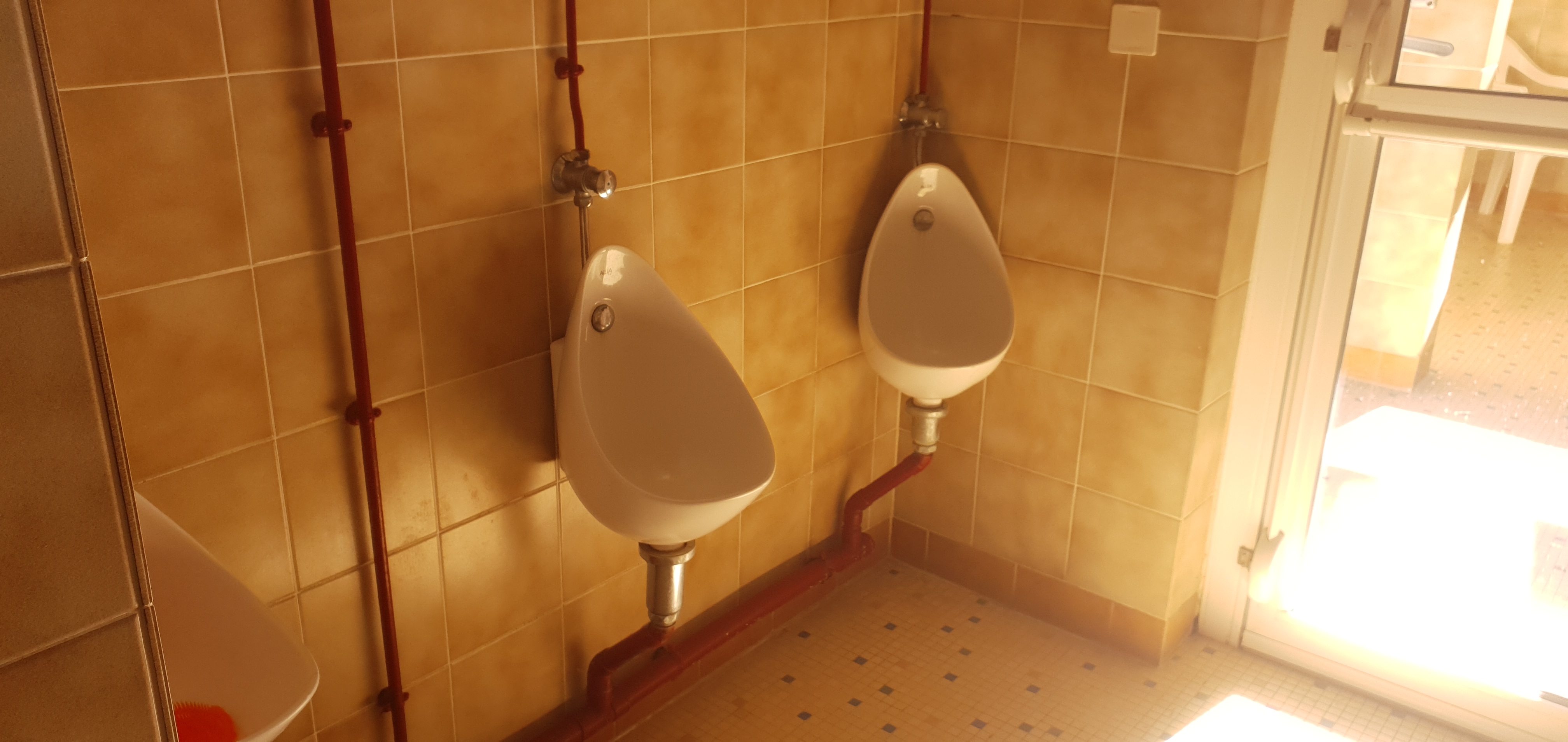 Urinoirs de l autre cote