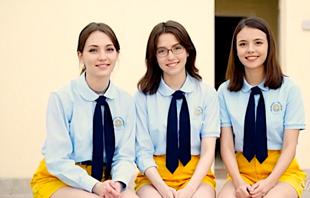 Eric-15-ans-Daphne-cheveux-longs-short