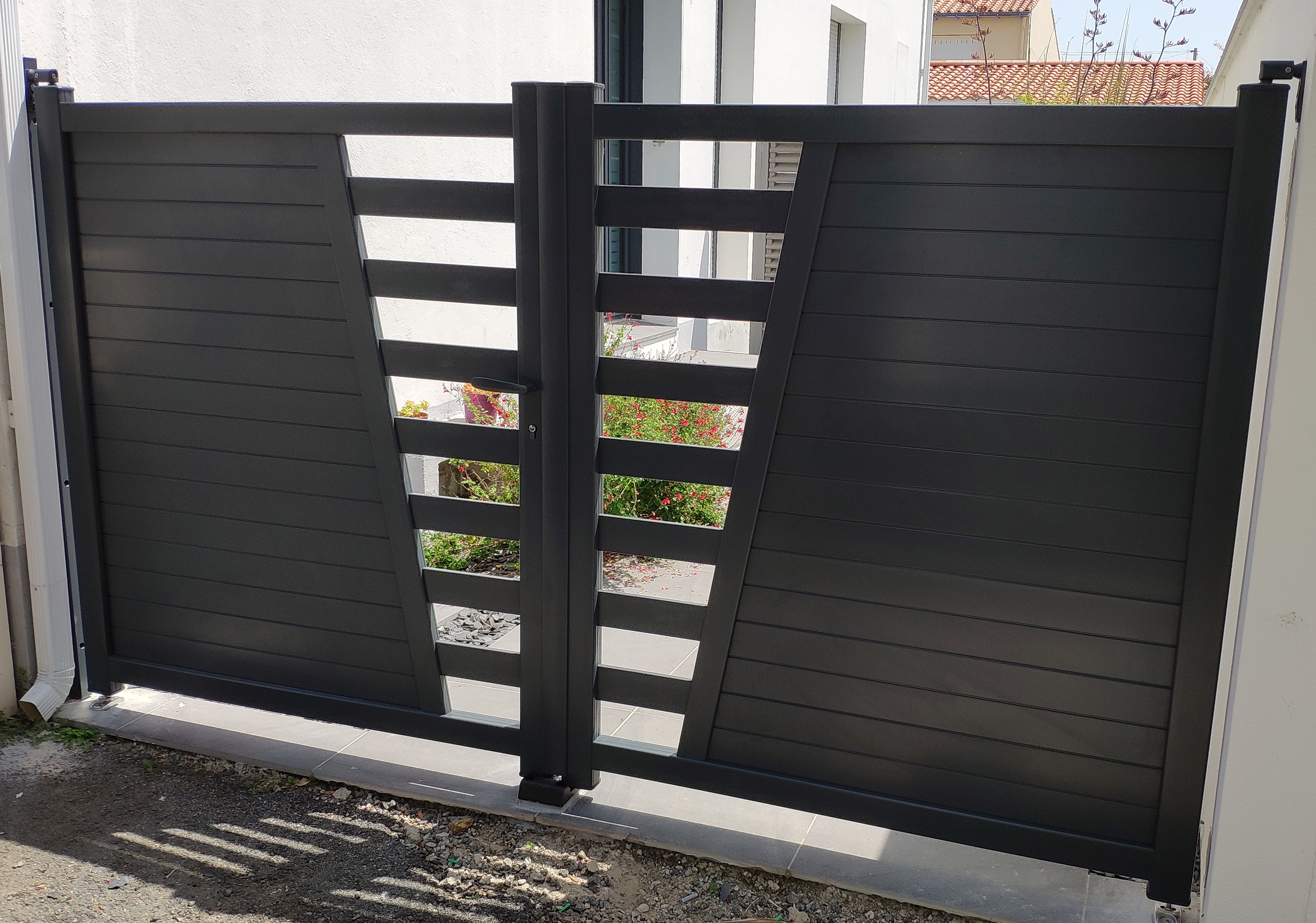 Portail-battant-deco-aluminium-gris-avec-poignee-serrure