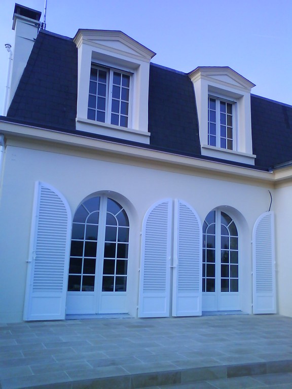 Porte fenetre bois volets battants alu