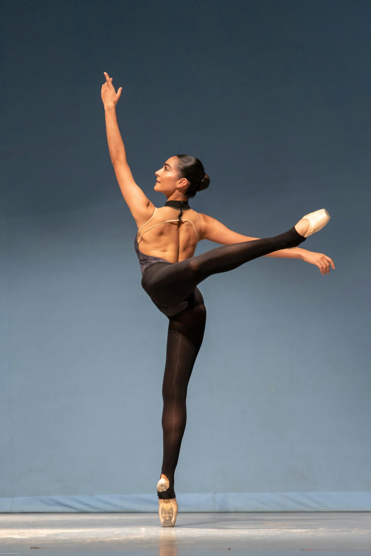Danseuse en représentation sur scène – Préparation mentale pour artistes de spectacle vivant et performeurs.